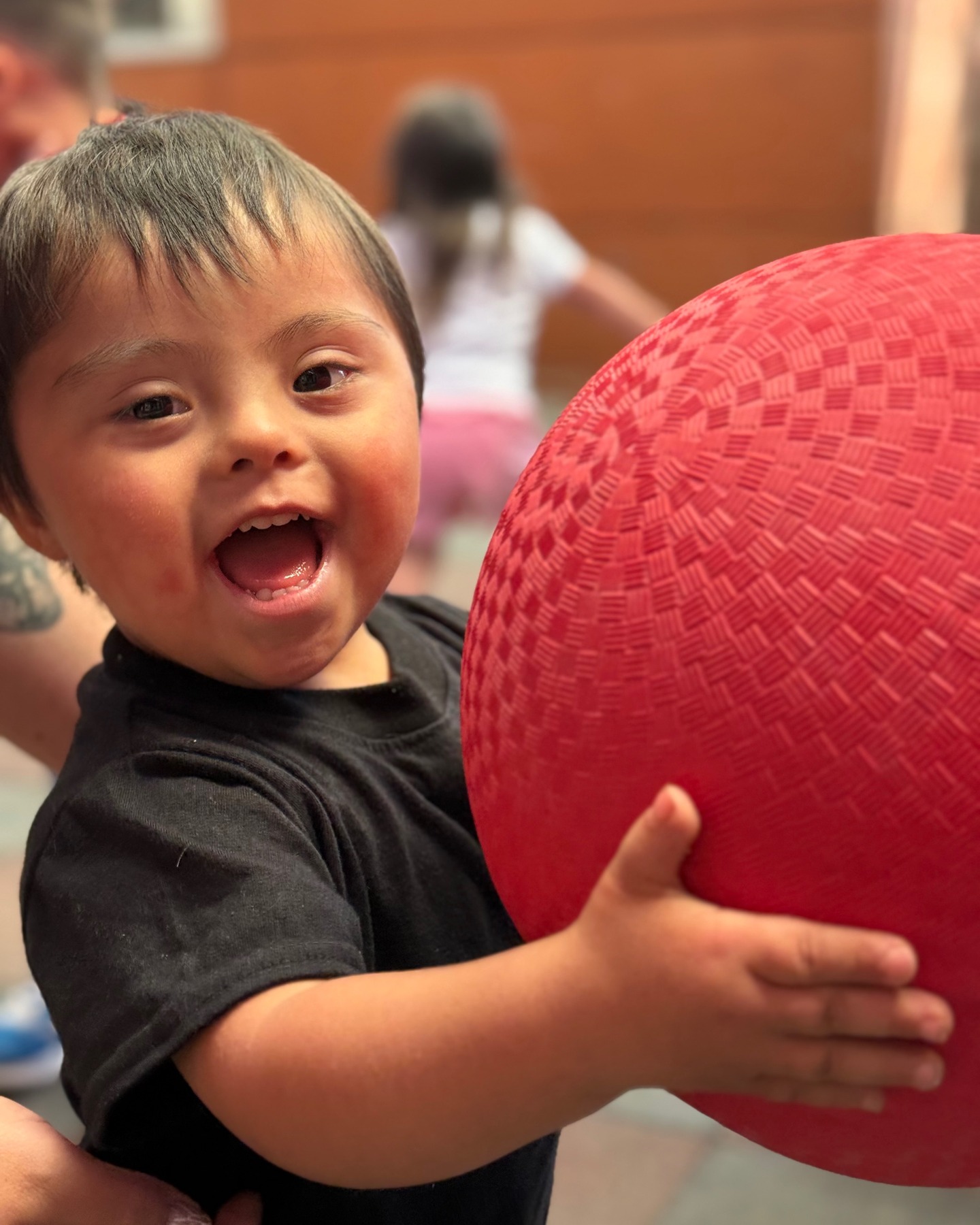 💪☀️ Taller de Verano CrossFit Kids en Edudown
Vivimos una mañana llena de energía, juegos y movimiento 🤸♂️✨
Nuestros niños disfrutaron de una entretenida jornada haciendo deporte, jugando y pasándolo increíble, fortaleciendo no solo su cuerpo, sino también la confianza, el trabajo en equipo y la diversión compartida.
¡Seguimos viviendo un verano activo e inclusivo en Edudown! 💙
#Edudown #VeranoEdudown #CrossfitKids #Inclusión #JuegoYMovimiento
