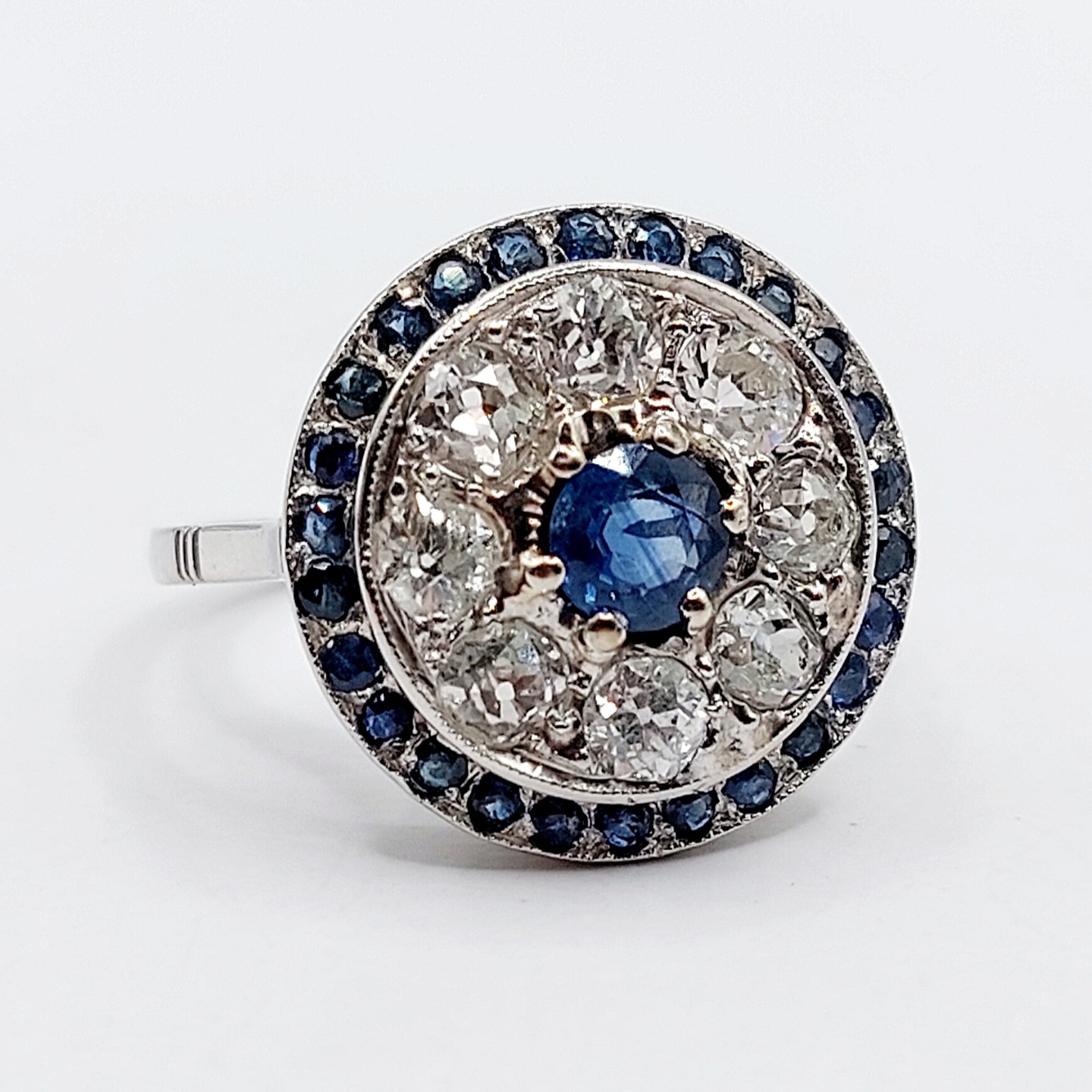 French Art Deco target ring set with a 0.40 carat sapphire surrounded by 1.00 carats of old mine cut diamonds and small sapphires (circa 1950)
PRICE : 2200€
Magnificent French Art Deco craftsmanship
Size: 51 FR / 5.75 US
Weight: 5.18 g
Sapphire size: approximately 4.6 mm (estimated at 0.40 carats)
Diamond size (x8): approximately 3 to 3.5 mm (estimated at 1.00 carats total)
Head size: 16 mm
Micro scratches from use
Dog's head hallmark and partial goldsmith's hallmark (French hallmark)
#frenchjewelry #diamond #diamondring #antiquering #victorian #victorianring #marquisering #augustusjewels #vintagering #daisyring #daimondhaloring #tragetring #oldminecut #oldminecutdiamond #oldeuropeancutdiamond