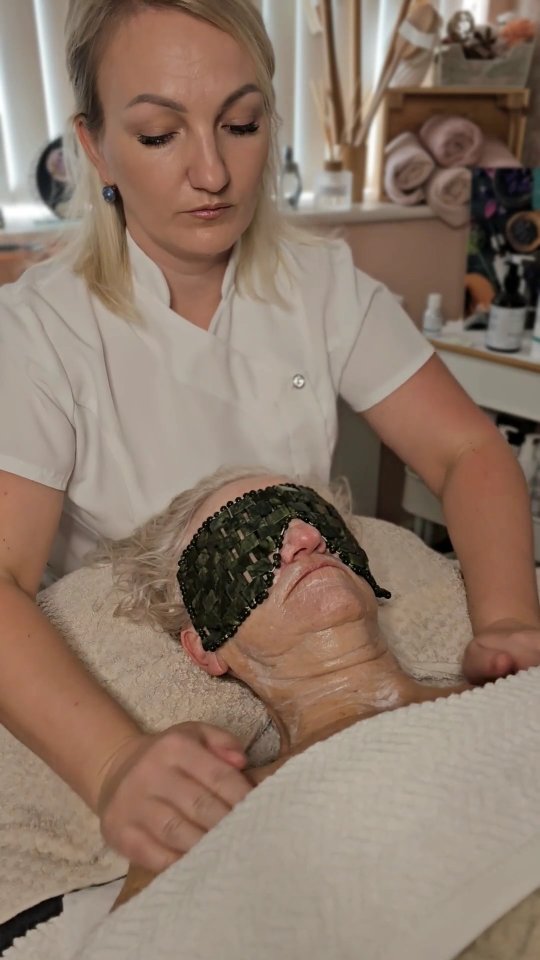 Our Luminous Grounding ritual blends a radiant facial with grounding reflexology to calm your mind, revive your skin, and realign your energy.
90 minutes. Total reset.
✨ Book now — link in bio ✨
#tatjanasenkova #HolisticFacial #ReflexologyHealing
#SelfCare #newburyberkshirebusinesses