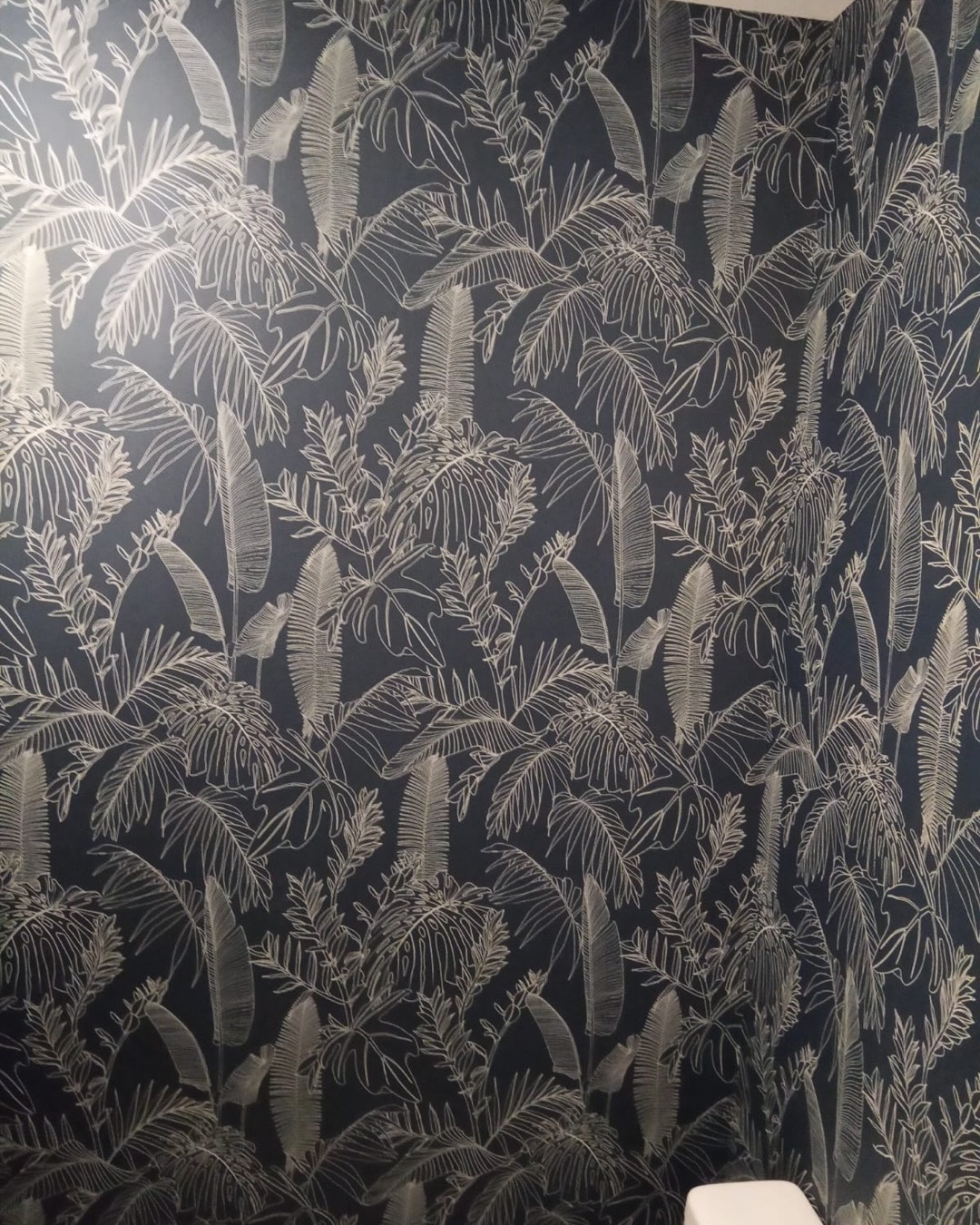 ✨ Lavabo com personalidade e sofisticação ✨
Neste projeto, instalamos o papel de parede da Coleção Bucalo, que transforma o lavabo em um ambiente marcante e cheio de estilo.
O desenho orgânico das folhagens sobre o fundo escuro cria um contraste elegante, trazendo profundidade, aconchego e um toque contemporâneo ao espaço.
Ideal para quem quer surpreender nos detalhes e deixar até os ambientes menores com cara de projeto assinado. 🖤🌿
📍 Projeto executado por L&D Decorações
📲 Solicite seu orçamento e descubra a coleção completa.
#papeldeparede #lavabo #decoracao #designinteriores #colecaobucalo