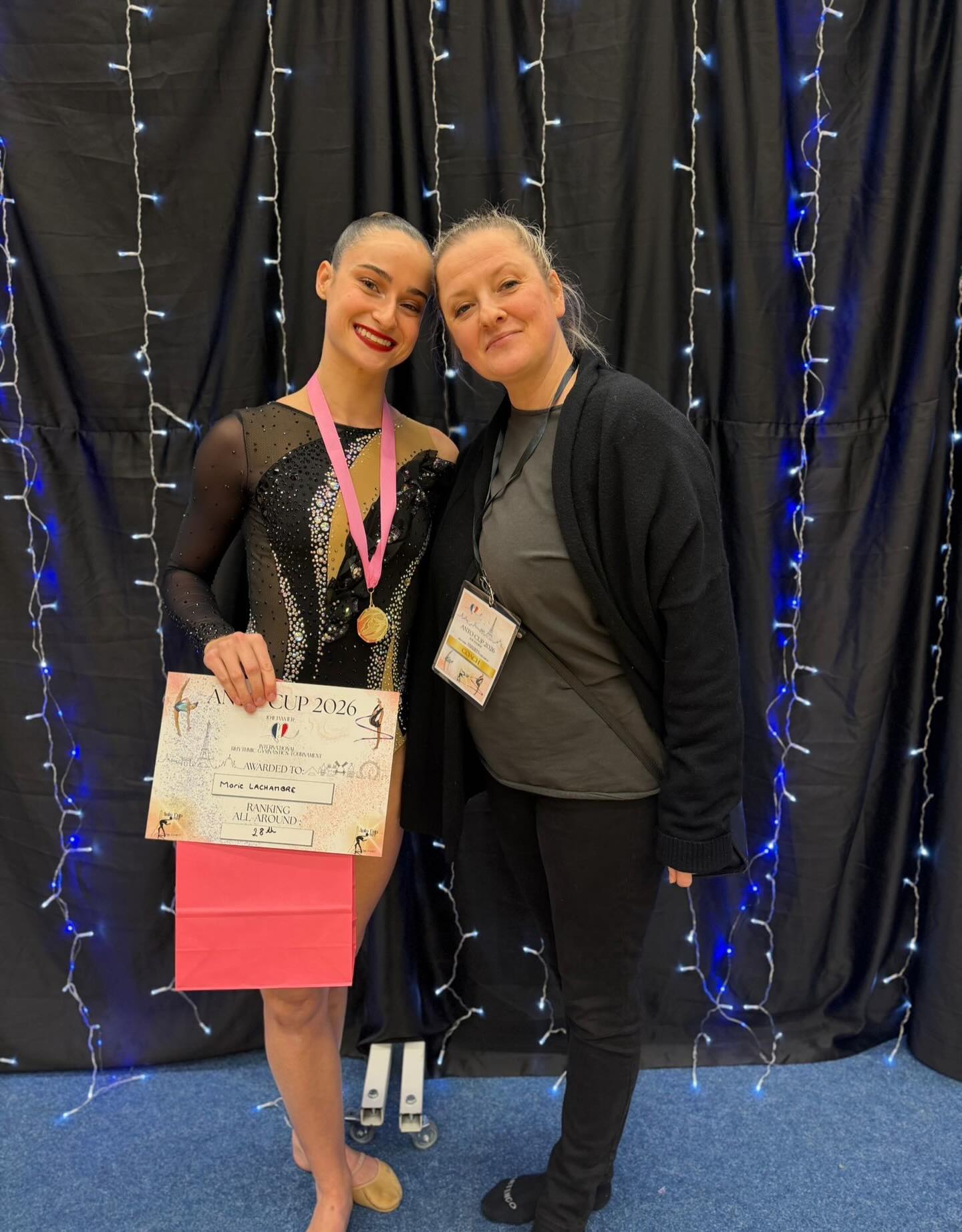 🏆 Anto Cup 2026 🏆
Ce week-end, 5 de nos gymnastes ont participé à l’Anto Cup !
Une très belle compétition en vue des Championnats de France pour Imen, Ambre et Margaux.
Une belle finale pour Auxane, et une compétition plus détendue pour Marie, qui participera à la Dream Cup en février.
✨ Voici les résultats :
⭐️ Catégorie B Sénior
Marie : 28ᵉ / 37 👏🏼
• 12ᵉ au ballon
• 10ᵉ au ruban