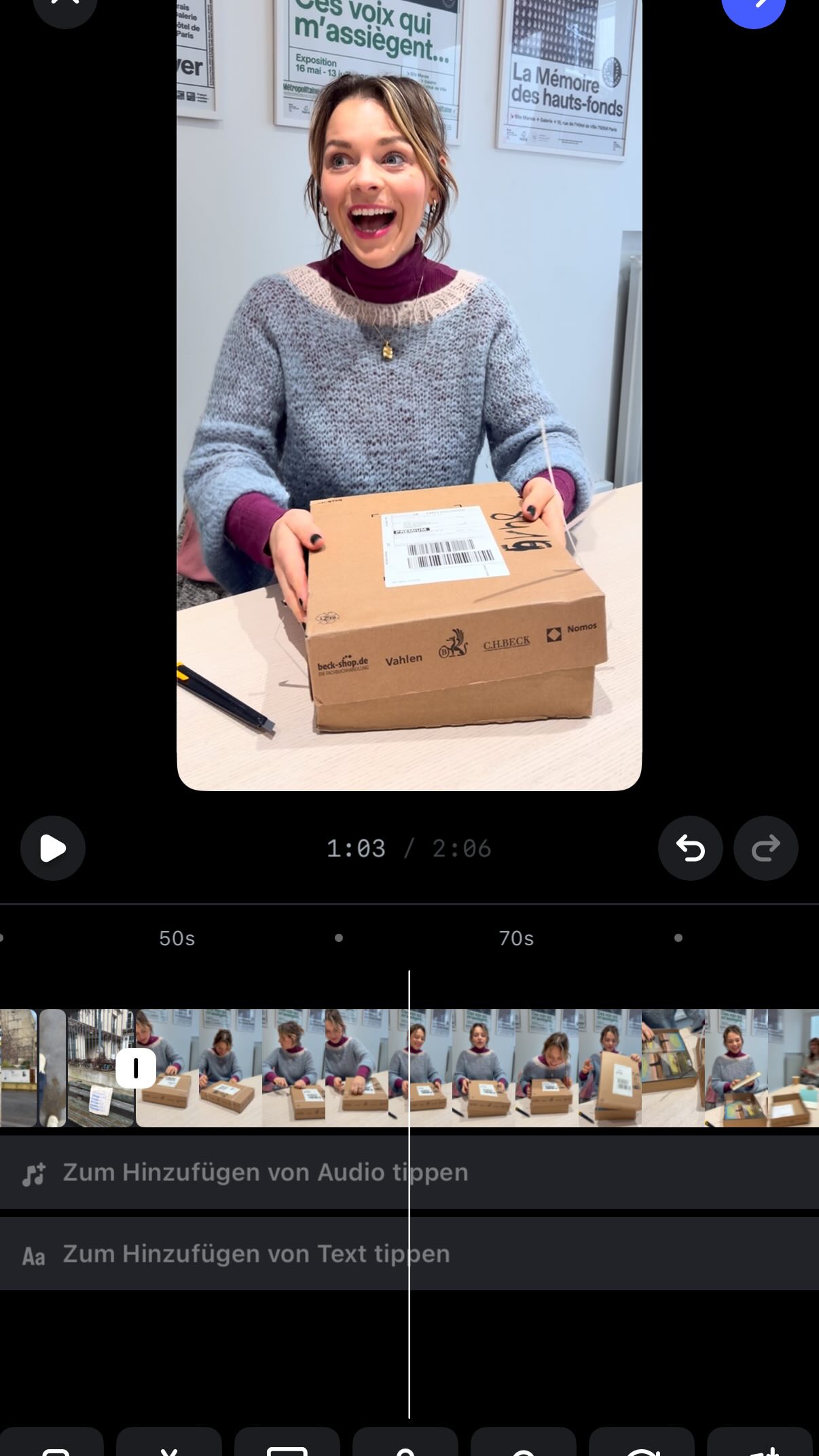 Die Töchter sind in Paris angekommen!
WIR TÖCHTER, mein Debütroman @c.h.beckliteratur @susanne.krones erscheint am 20.02.2026 und ist soeben bei mir @citedesartsparis angekommen, wo ich drei Monate lang writer in residency @ateliermondialart bin ☺️☺️☺️ Heute hatten wir breakfast between artist / sur les écritures und da mein Paüket davor angekommen ist, habe ich es mitgenommen und gemeinsam mit all diesen lieben Menschen geöffnet. Merci beaucoup ihr Großartigen 🥺🥺🥺✨💥🫶😍🧚🏼🌟💝💝💝💝🥺
Was für ein besonderer Moment. Bin immer noch überwältigt! @aydenleroux @sarahtakesphotos @rulesy_isaac @t___o0o__ni @gala.adam.art @_marie_jay_ @christocasas @johanna.tornqvist @luciana_____ -> checkt unbedingt diese spannende Schreibende und artists aus! 🌹
Ok, zurück zum Buch:
Mein erstes unboxing. So spektakulär! So überraschend! So grün meine Töchter ☺️☺️☺️ liebs sehr.
Hoffe, ihr auch 😘
Liebste Grüße auch an @zoralit_eg 💐💥💚 #unpacking #unboxingvideo #writer #literatur #debüt
und das bild von Virginie Despentes @le_colis_piege