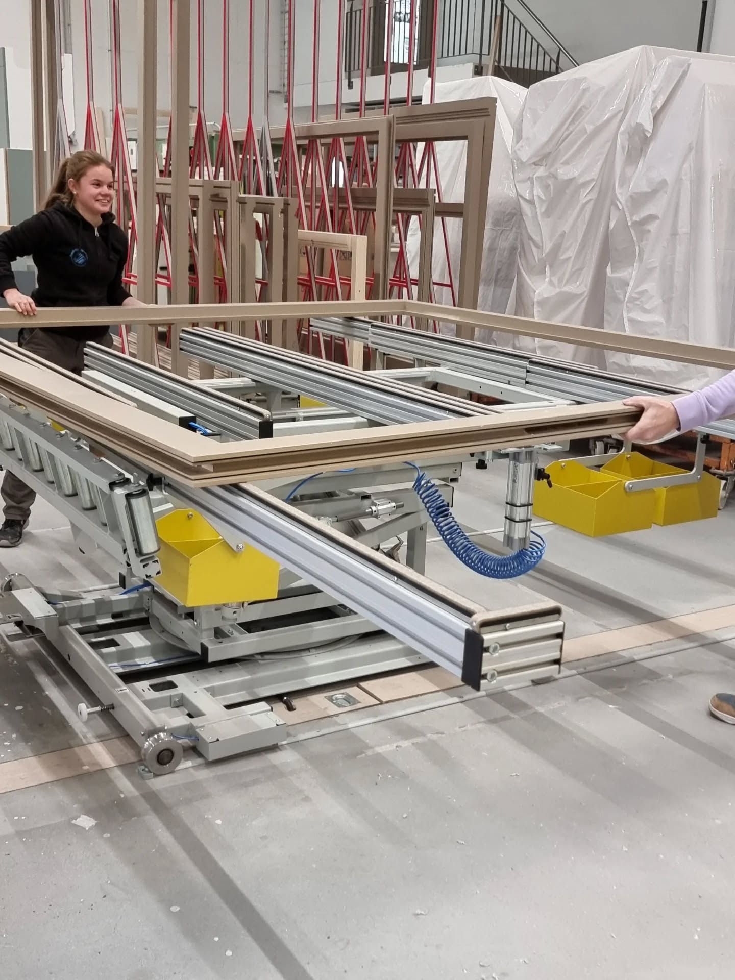 Upgrade abgeschlossen ✅
Neue Ruchser Fensterbautische sind eingezogen:
👉 Montagekipptisch
👉 Rahmenfachwagen
👉 Flügelmontagetisch
@ruchserfensterbaumaschinengmbh
Mehr Effizienz. Mehr Ergonomie. Mehr Qualität. 🪟🔧
#fensterbau #ruchser #werkstattupdate