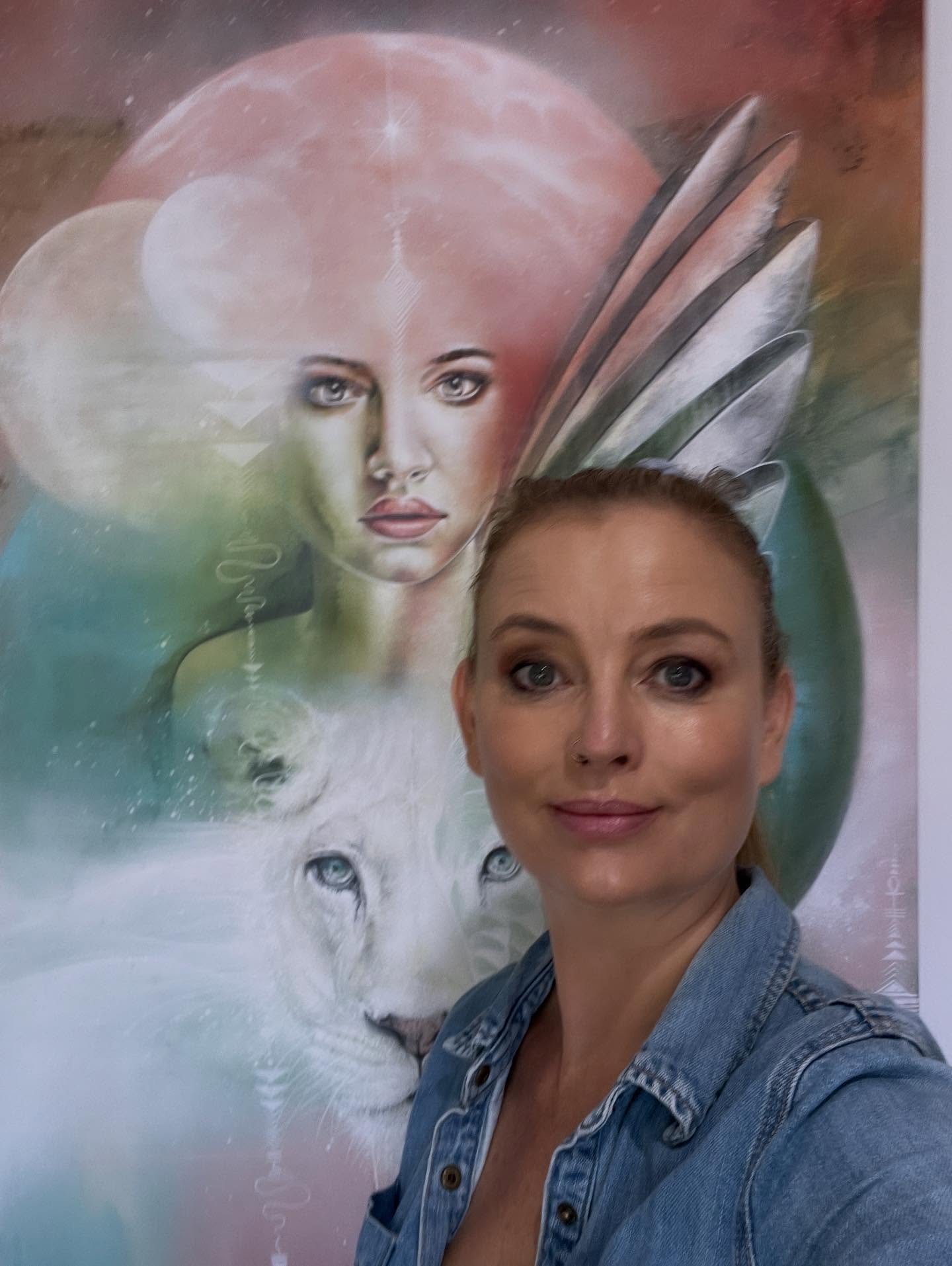 Setting up for my live radio interview with ABC North Coast radio talking about my new venture @byron_art_collective_ who’s tuning in?!? Coming at you straight from the gallery with @kyleejoy_art beautiful work as my backdrop 🩷