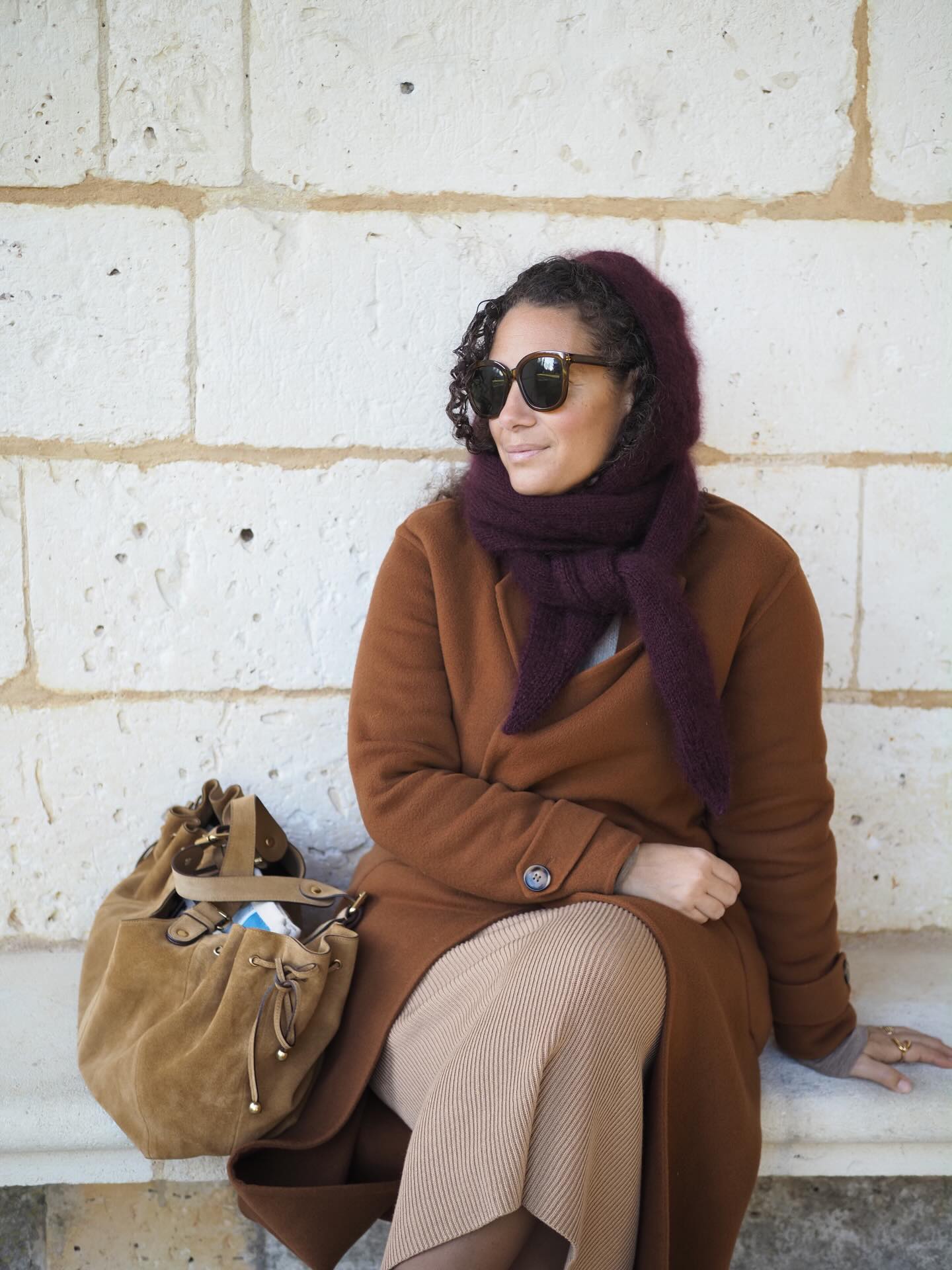 Ce que j’aime avec NINA c’est l’accessoire qui est 2 en 1. Le petit bonnet/capuche ET l’écharpe.🧣
Et gros bonus, elle se tricote d’un bout à l’autre avec un jeu d’augmentations, rangs raccourcis et diminutions. On ne relève aucune mailles. Quand on a finit, on a fini. Ça aussi c’est trop bien. 🥂
🛷 Retrouvez La Fiche tricot en 2 tailles en français et en anglais sur Ravelry et www.AtelierEmilie.com
Fils . @isageryarn chez @lalainerie
___________________________________
#atelieremiliedesigns #ninabyae
Tricot Knit knitting
capuche écharpe Bonnet