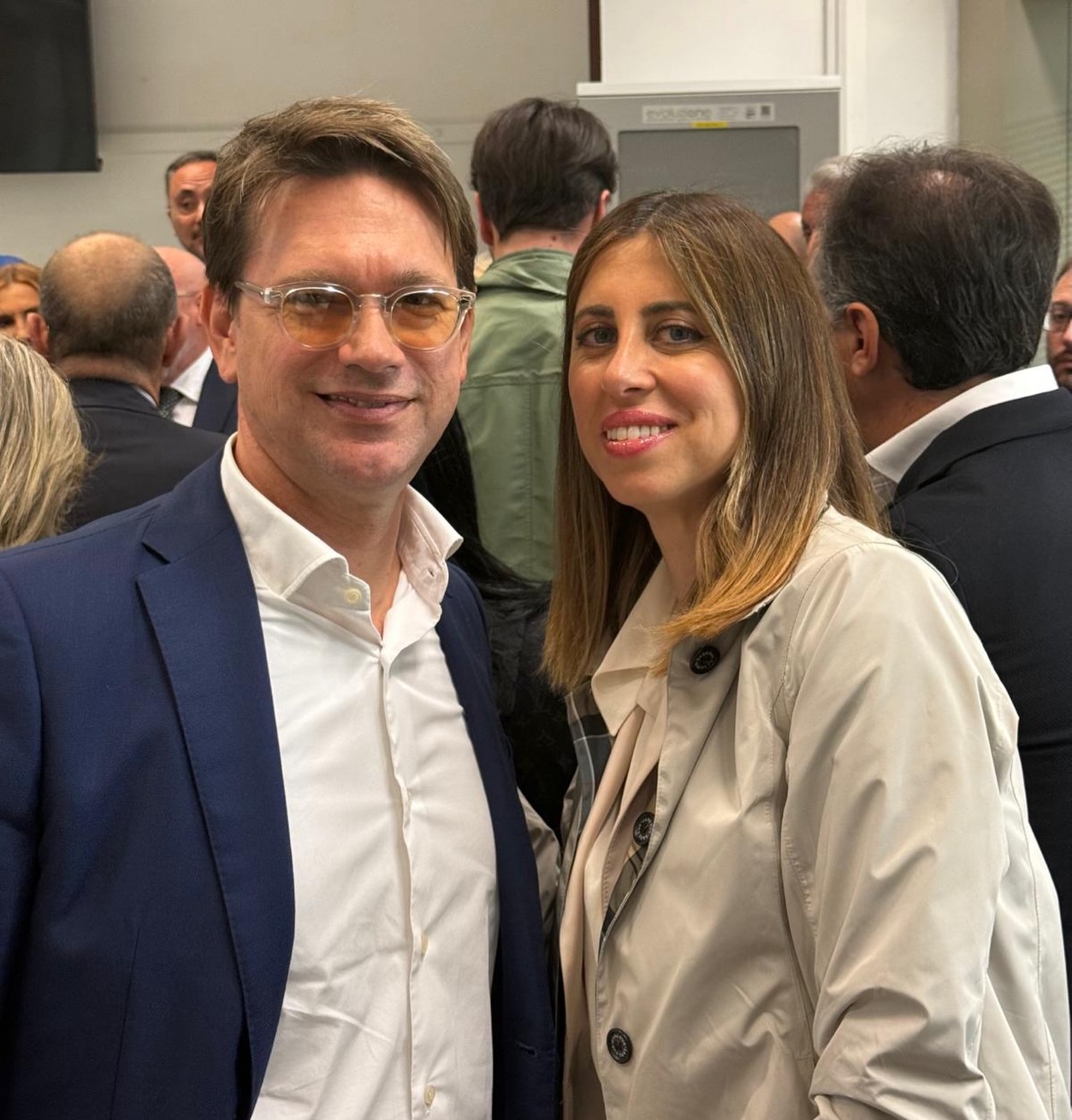 Una bella notizia per la Puglia e per chi crede in una politica fatta di impegno, visione e responsabilità.
@cristiancasili è stato nominato Vicepresidente della Regione Puglia e assessore con deleghe fondamentali: welfare, politiche giovanili, sport, integrazione e Terzo settore.
Un incarico importante che non è solo un riconoscimento personale, ma il segnale che il lavoro serio, svolto sul territorio e accanto alle persone, viene riconosciuto e valorizzato.
Sono certa che Cristian svolgerà questo ruolo con l’impegno, l’abnegazione e il senso di responsabilità che lo hanno sempre contraddistinto, contribuendo a migliorare la qualità della vita delle nostre comunità.
Buon lavoro, Vicepresidente. Avanti così: c’è tanto da fare, e noi ci siamo.