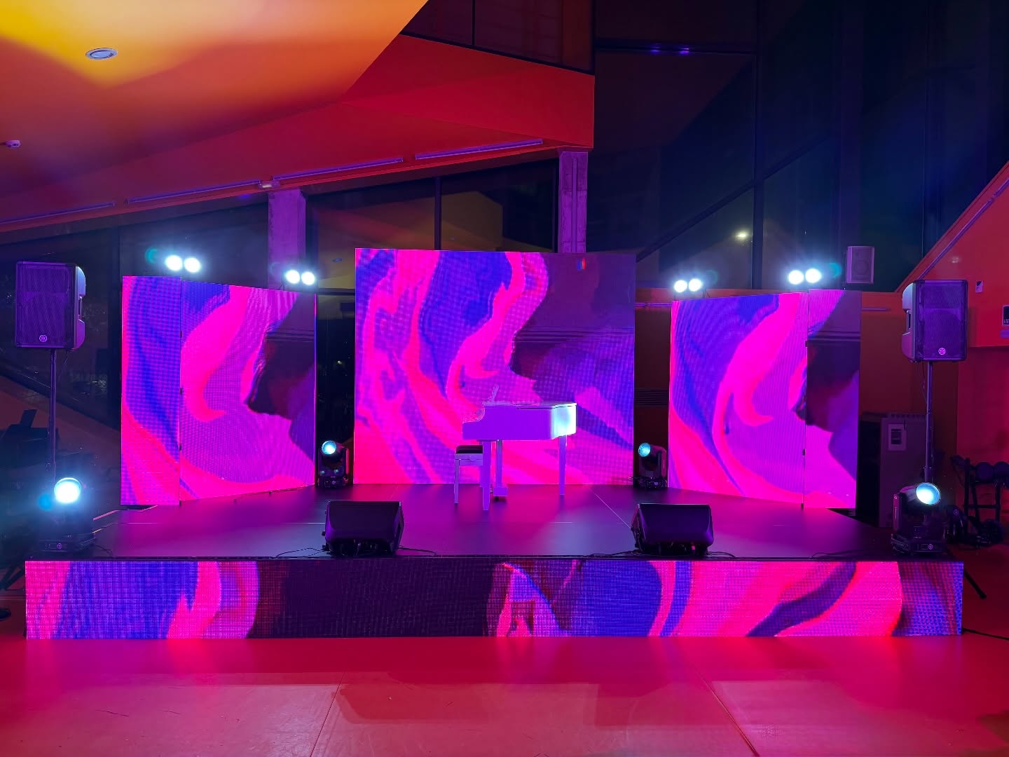 Creamos entornos profesionales pensados para que cada evento funcione con precisión, confianza y coherencia. ⚒️
En MONTASET trabajamos con un solo objetivo: que todo esté a la altura de lo que tu proyecto necesita. 🧡