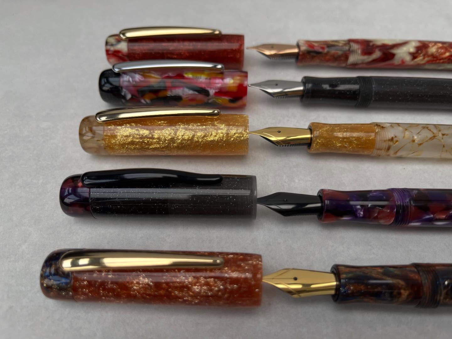5 new Iago model pens with clips heading to my website Sunday (18th Jan) at 8pm.
I don’t make this model very often but I was just too excited to play mix ‘n’ match with these materials.
Which one is your favourite?
#blackrobinpens #fountainpen #penmaker #pensforsale #handmadepen