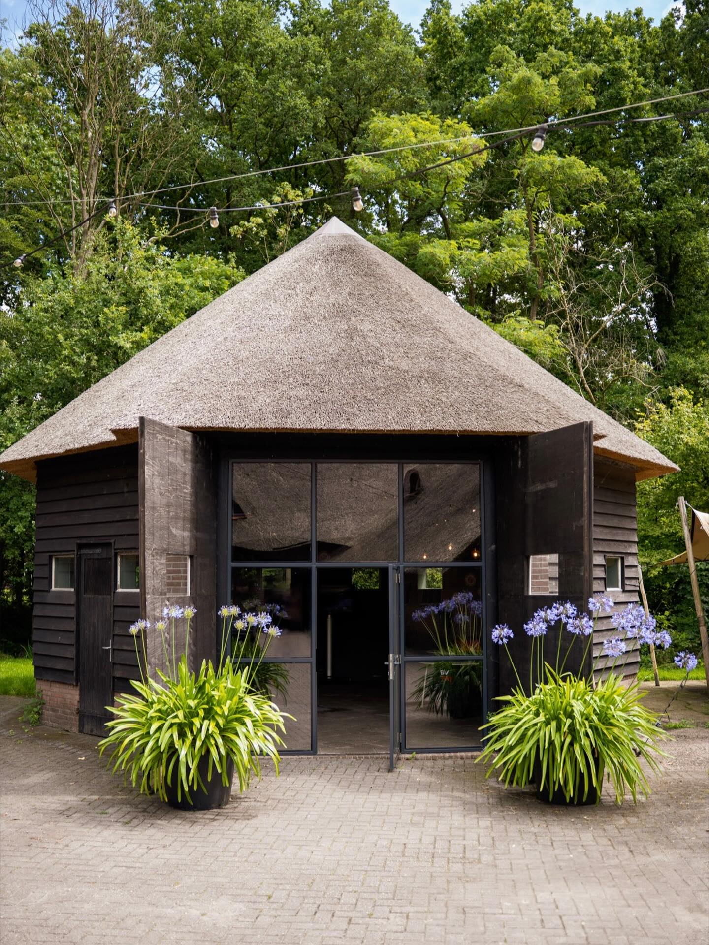 Welkom op onze favoriete trainingslocatie: @op.rimpeler in Putten!
Op een rustige voormalige boerderij, geven wij trainingen in de sfeervolle Hooiberg.
Geen saaie locatie, maar een inspirerende plek. Goede afspraken, goede catering, super flexibel (we passen alles aan aan jouw team), en altijd met aandacht voor wat echt telt: jouw veiligheid.
Hier leer je BHV in een omgeving die motiveert en ontspant.
Jouw training ook op deze unieke spot?
DM en we plannen het in.
#veiligheid #safetyfirst #bedrijfshulpverlening #BHV #ehbo #veiligheidsbewustzijn
#bedrijfsveiligheid #veiligewerk #noodsituaties #levensreddendhandelen
#praktijkgerichteopleiding #eerstehulp #AED #ontruimingsoefening #veiligheidsopleiding
#hulpverleners #teamwork #BHVpoint #TeamBHVpoint #BHVpointTraining #putten #Veluwe
#Ermelo #Harderwijk #nijkerk