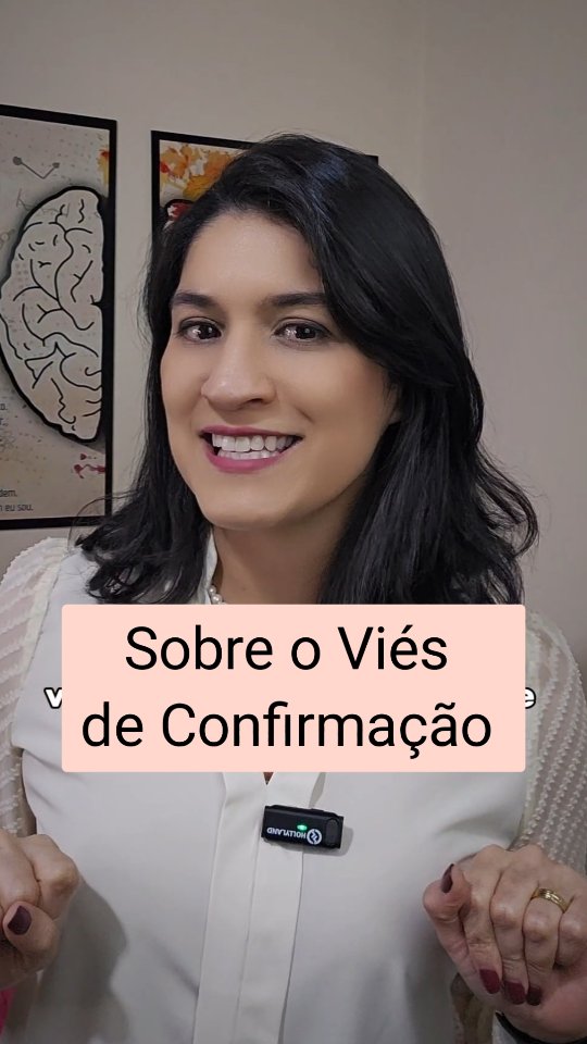JĂĄ percebeu como a mente adora provar que estĂĄ certa, mesmo quando isso sĂł te faz sofrer?
Isso Ă© o viĂ©s de confirmação: quando vocĂȘ acredita em algo e sĂł enxerga sinais que reforçam essa ideia.
đ Se pensa âninguĂ©m gosta de mimâ, vai notar sĂł o colega que nĂŁo deu bom dia e ignorar a amiga que te mandou mensagem carinhosa.
đ Se acredita que vai falhar, vai lembrar apenas do erro que cometeu, mas esquecer de tudo que jĂĄ fez bem.
đ E atĂ© nos relacionamentos acontece: se tem medo de ser rejeitada, qualquer silĂȘncio parece uma prova de desinteresse, mesmo quando hĂĄ muitas demonstraçÔes de afeto.
O problema Ă© que, quando vocĂȘ sĂł alimenta essas âprovas negativasâ, a ansiedade cresce. Ă como jogar lenha na fogueira da insegurança.
đ± A boa notĂcia Ă© que dĂĄ pra treinar a mente a olhar pro outro lado.
Da prĂłxima vez que esse pensamento vier, se pergunte: qual a evidĂȘncia contra essa ideia?
Ah e escrever pode te ajudar a enxergar as coisas de forma mais justa e aliviar a ansiedade.
đ Se vocĂȘ sente que vive presa nesse ciclo de pensamentos, a psicoterapia pode ser um apoio poderoso pra quebrar esse padrĂŁo e construir um olhar mais equilibrado sobre si mesma.
Escreva TERAPIA aqui ou me chame no direct que te passo mais informaçÔes.