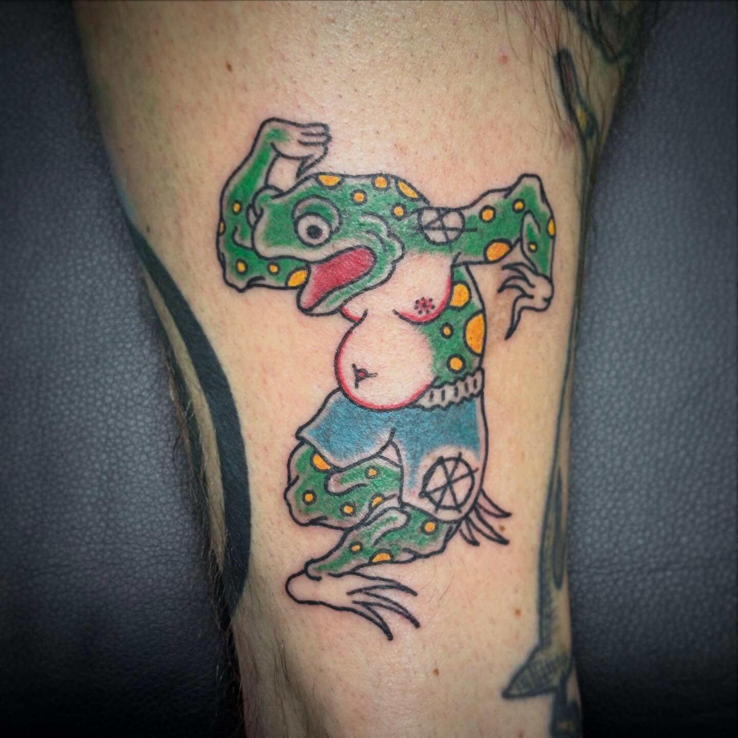 Punkrock frog from Today!
Thanks @simply.bensch !
🎵 🐸 🎵
For appointments write me a dm or an email to tattoo@horstvasquez.at
www.horstvasquez.at
🐉🐲🐉
#frogtattoo #tattoo #salzburg🇦🇹 #traditionaltattoo #frog