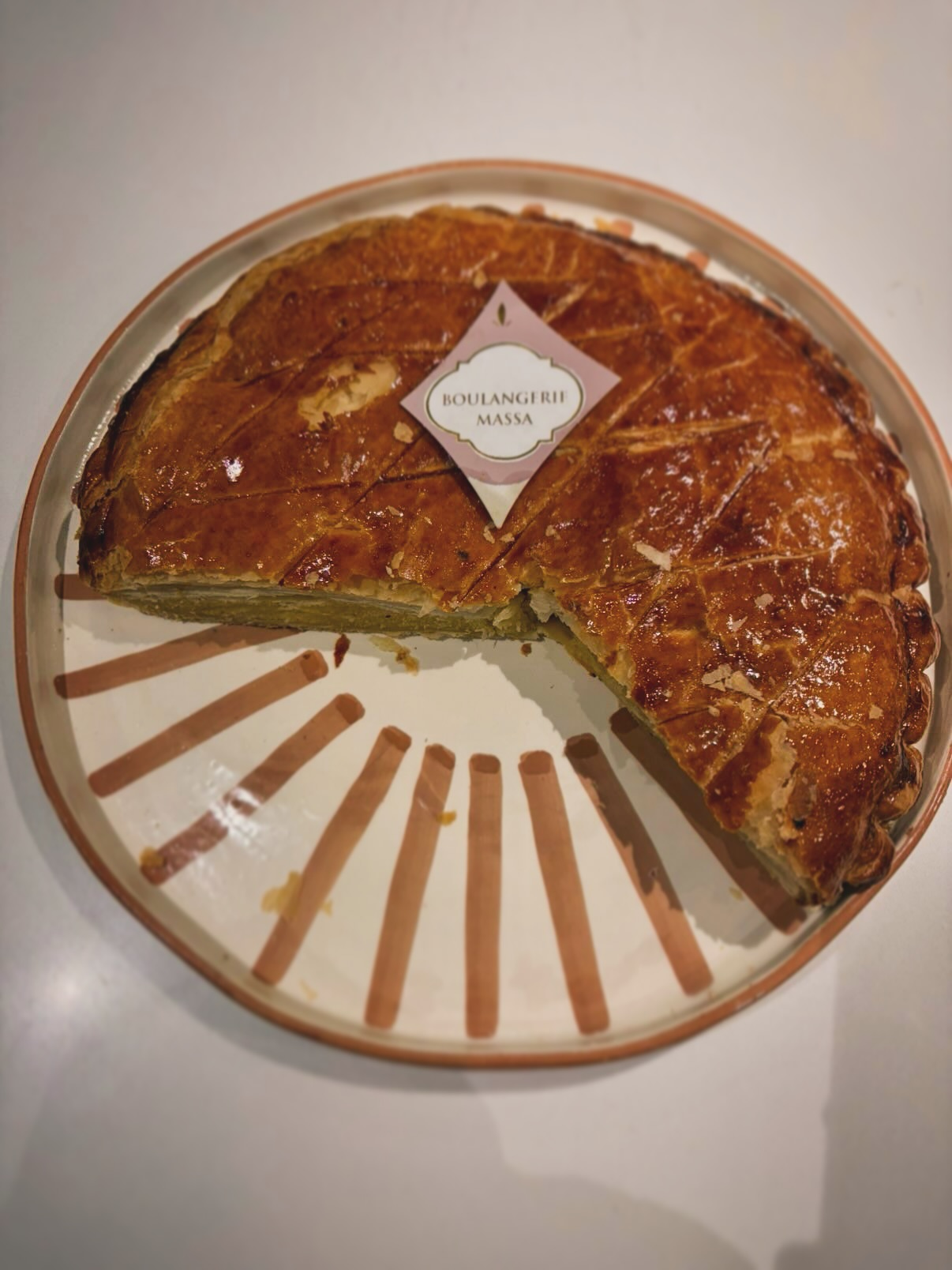 ✨Vos intérieurs, nos articles ✨
Merci @stephanieguichard.decoration pour ces photos de notre plat artisanal « soleil » de couleur caramel pour célébrer l’épiphanie 2026 ! 🤤😍
Vous aussi, n’hésitez pas à nous partager vos photos des articles Odyssée Berbère chez vous !
Nous les publierons avec plaisir ! 💙