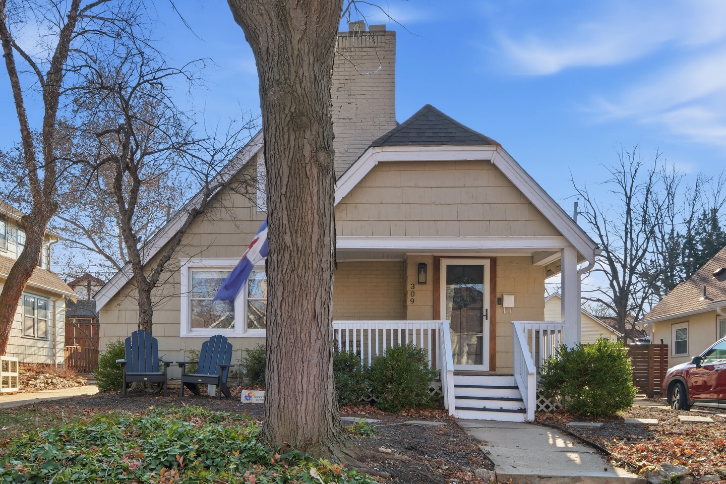 COMING SOON | Charming Brookside Bungalow in Armour Hills! Nestled in the heart of one of Kansas City’s most sought-after neighborhoods, this classic bungalow perfectly blends timeless charm with modern updates. Step inside to find inviting living spaces filled with natural light, original details, and thoughtful upgrades throughout. The spacious primary suite features a huge walk-in closet & en-suite —a rare find in Brookside! The finished basement offers flexible living space perfect for a family room, home office, or guest area. Outside, enjoy a fenced in yard and a detached garage for added convenience. Located near Brookside shops, cafés, and parks—this home is the perfect mix of character, comfort, and location.
◼ 3 BD
◼ 2 Full BA
◼ Single Family
◼ 2,650 Sq. Ft.
◼ $445K
309 E 69th St Kansas City, MO
•
•
•
#justlisted #justlistedkc #JustListedKC #KCMORealEstate #HistoricHomesKC #HouseHackingOpportunity #LiveAndEarn #KCInvestors #MultiGenLiving #compassrealestatekc