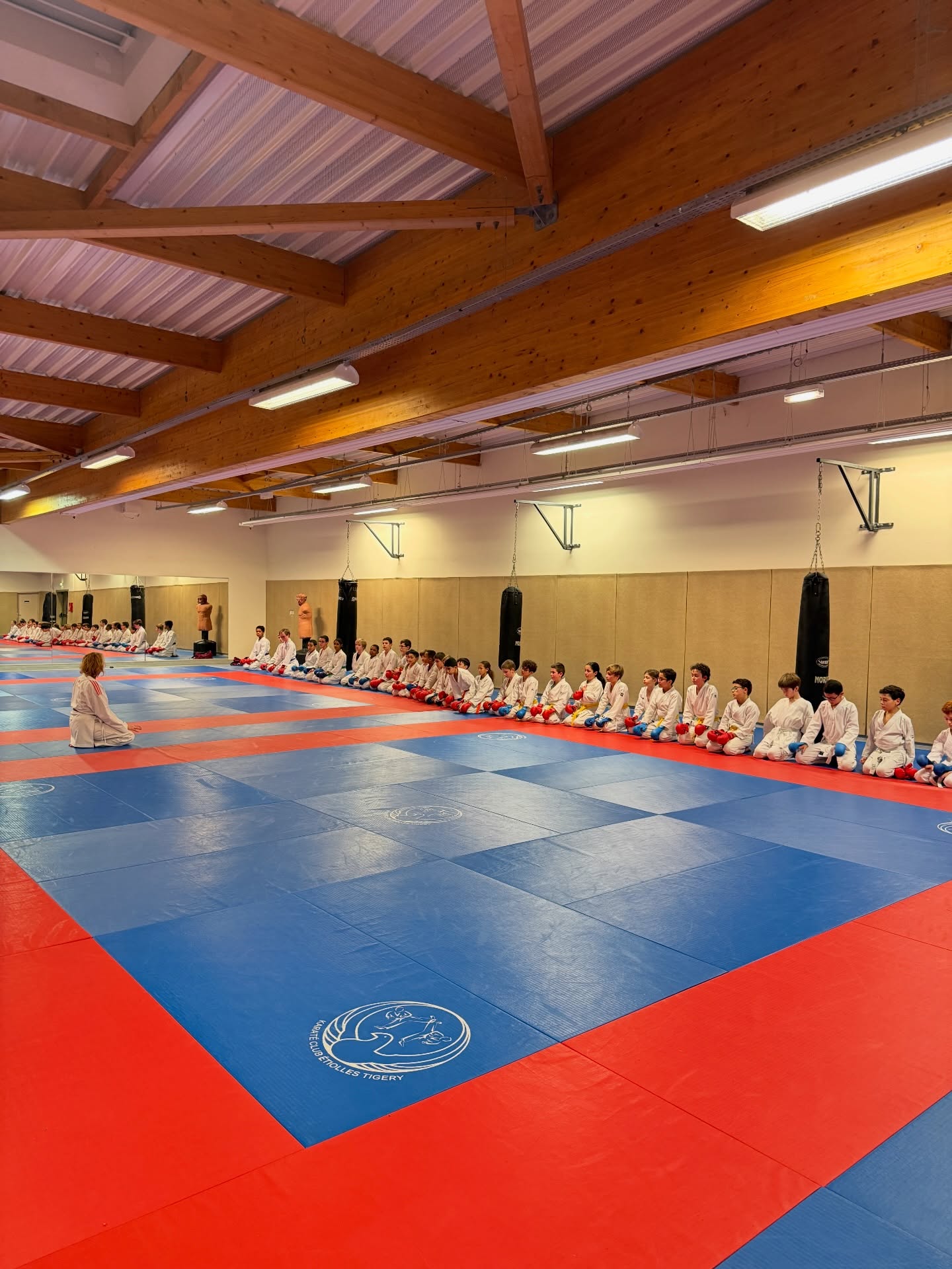 🥋 𝗟𝗲 𝗸𝗮𝗿𝗮𝘁𝗲́, 𝗯𝗶𝗲𝗻 𝗽𝗹𝘂𝘀 𝗾𝘂’𝘂𝗻 𝗦𝗽𝗼𝗿𝘁
Au club, le karaté n’est pas seulement un apprentissage technique.
C’est un espace où les enfants et les adolescents apprennent à grandir.
Sur le tatami, ils découvrent :
• le respect des règles et des autres,
• la gestion des émotions,
• la confiance en soi,
• la persévérance après l’échec,
• la capacité à trouver sa place dans le groupe.
Chaque séance est pensée comme un cadre sécurisant, où chacun progresse à son rythme, sans pression inutile.
🧭 Le rôle de l’adulte est essentiel
En tant qu’enseignants, nous posons un cadre clair, rassurant et bienveillant, pour permettre aux jeunes de développer discipline, respect et stabilité intérieure.
Le karaté transmet des valeurs qui dépassent le tatami :
respect, engagement, maîtrise de soi et confiance.
🥋 Au club, nous croyons que le karaté aide les jeunes à devenir plus solides, plus confiants et plus alignés, dans le sport comme dans la vie.
#karate #enfant #parents