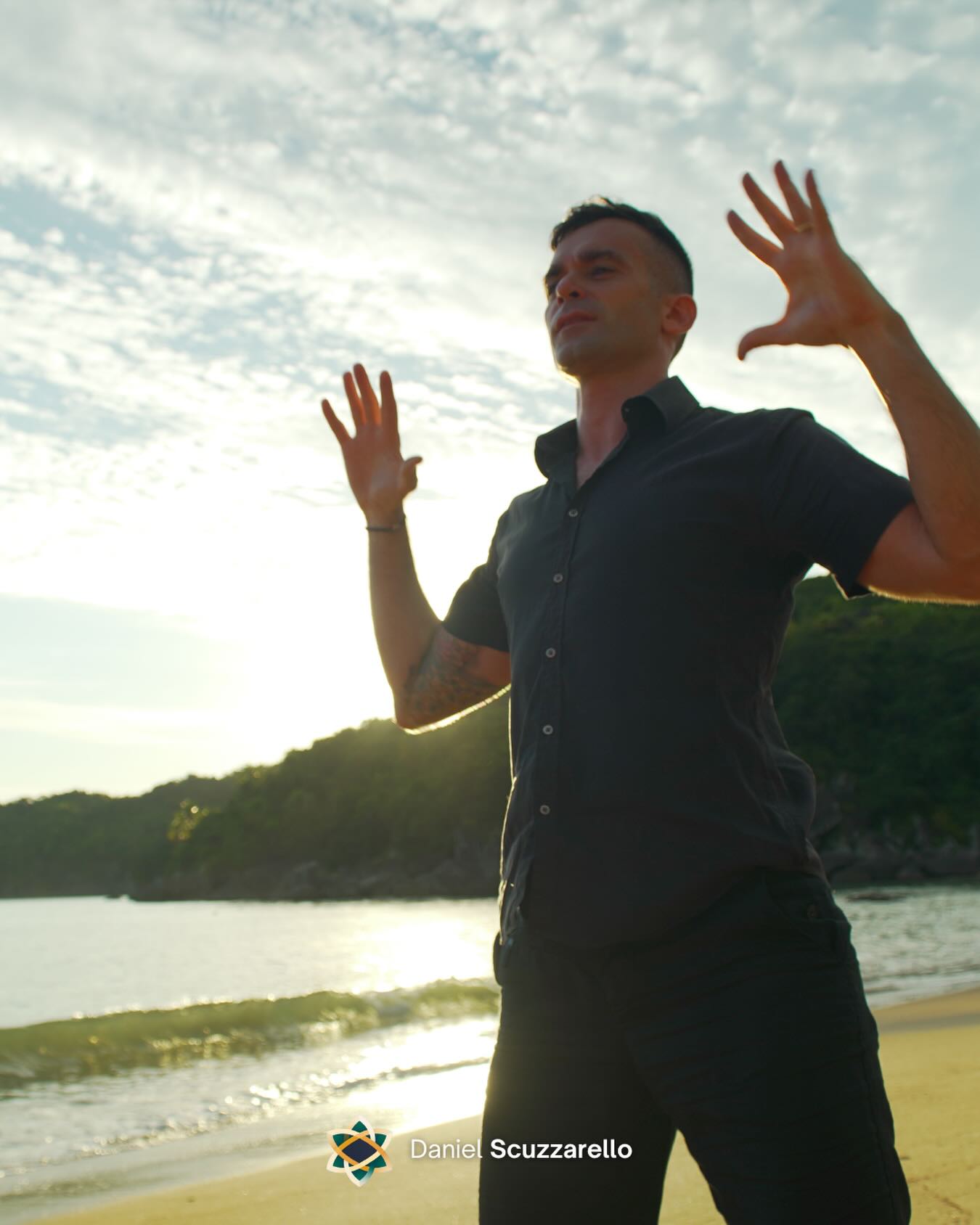 Nem todo encerramento acontece quando a gente está pronto. Às vezes a gente ainda queria tentar mais um pouco. E isso nos confunde muito, porque até parecia algo estável, mas quando isso cai, dói. E dói mesmo.
Percebo que o que mais machuca é a sensação de perder uma referência interna, e de ter que olhar de novo para escolhas que pareciam definitivas.
Alguns ciclos precisam terminar para que a gente consiga enxergar caminhos que antes estavam fora do campo de visão — inclusive partes nossas que estavam silenciadas.
Se agora você está vivendo algo que parece um fim, talvez ainda seja cedo demais para entender tudo o que isso está abrindo. Mas quase sempre, existe algo novo tentando se desenhar ali.
#mindset #lideranca #mentoria #breathwork #quantumflow