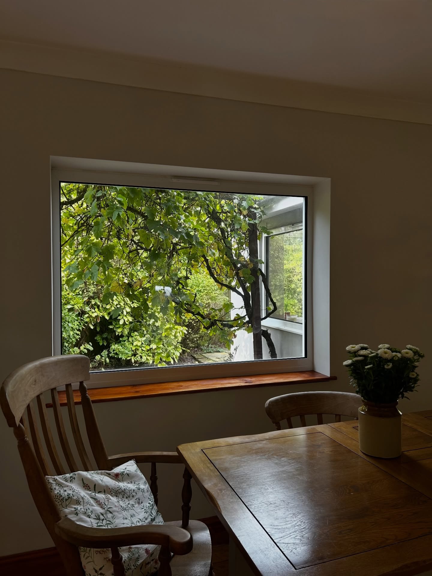 In Welsh homes, spaces open to connect with the landscape, creating moments that stay with you for generations. In this project, carefully framed openings focused on opening up the home to the garden helps connect these spaces together, while familiar, well-loved pieces ground the room in everyday life.
#WelshArchitecture #ArchitectureWales #cardiffarchitect #wales #renovation