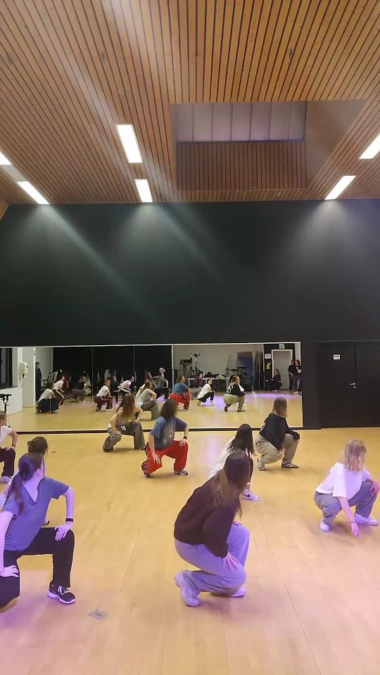 ✨This is your sign to start dancing as an adult in 2026✨
Wil jij leren dansen als volwassene, maar weet je niet waar te beginnen? Bij ons kan je doorheen het jaar laagdrempelig instappen! 🤩
Check zeker onze website voor meer info (link in bio)!