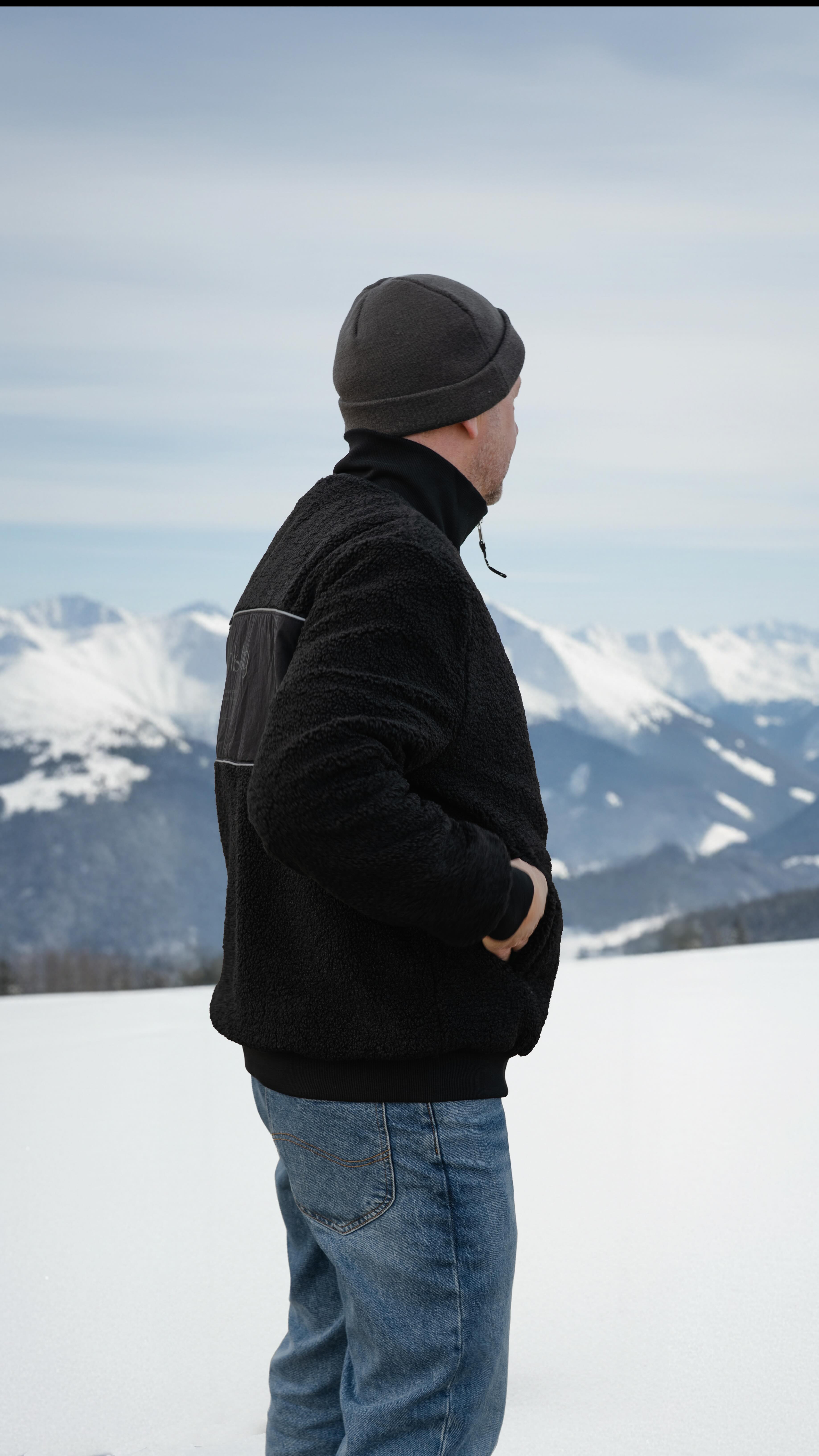 Overdag zacht en casual. ‘s Avonds lichten de reflecterende details op.
We introduceren de zwarte teddy jacket. Regular relaxed fit. Warm, comfy, en wanneer het donker wordt, doet de reflectie de rest.
#reflectyourstyle #teddy #fleecejacket #reflective #reflecterend