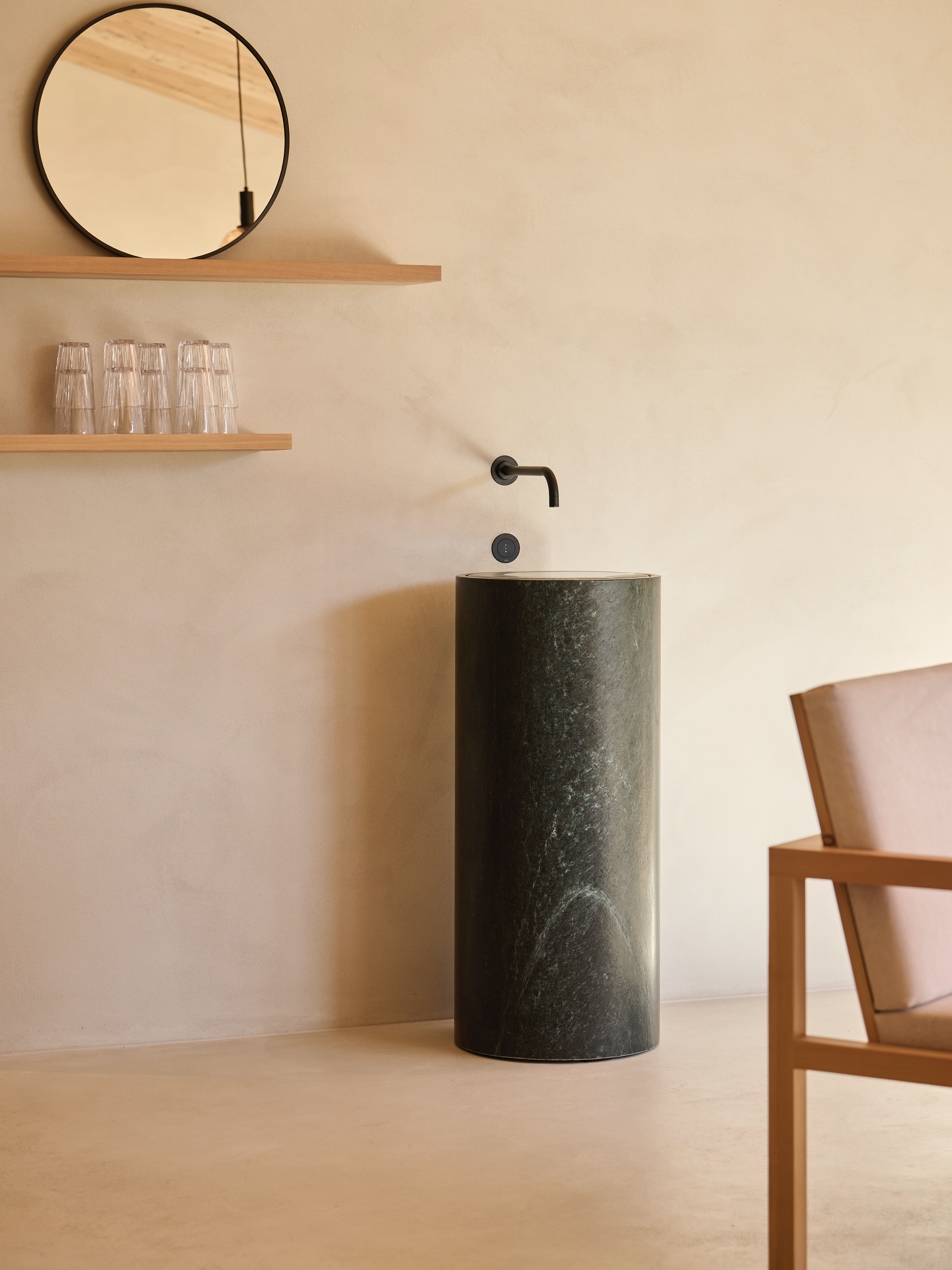 Italian serpentine stone water fountain.
Handcrafted by South Tyrolean stonemason David Gasser —
a quiet detail in the Lärchenlodge Spa.
#larchenlodge
#larchenlodgespa
#alpinespa
#naturalstone
#craftsmanship