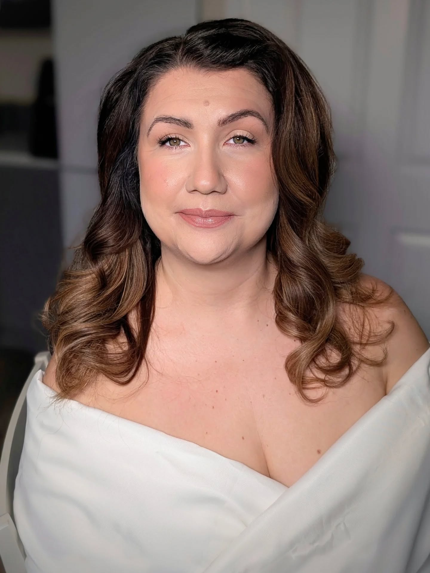 Every year, I try to kick off the year by diving into the trends predicted for the upcoming wedding season. Today's creation? This absolutely stunning bouncy blowout paired with perfectly sculpted makeup designed to enhance natural beauty.
My gorgeous friend Laura is absolutely glowing!
Swipe to see the before photo and witness the transformative power of subtle sculpting techniques.
Created using products from @charlottetilbury
@hourglasscosmetics
@yslbeauty @tartecosmetics @delilahcosmetics @colorwowhair
@got2b
@prostylinguk
@untappedinfluencers
#bridalbeauty #bridalglam #weddinghair #weddingmakeup #bridetobe