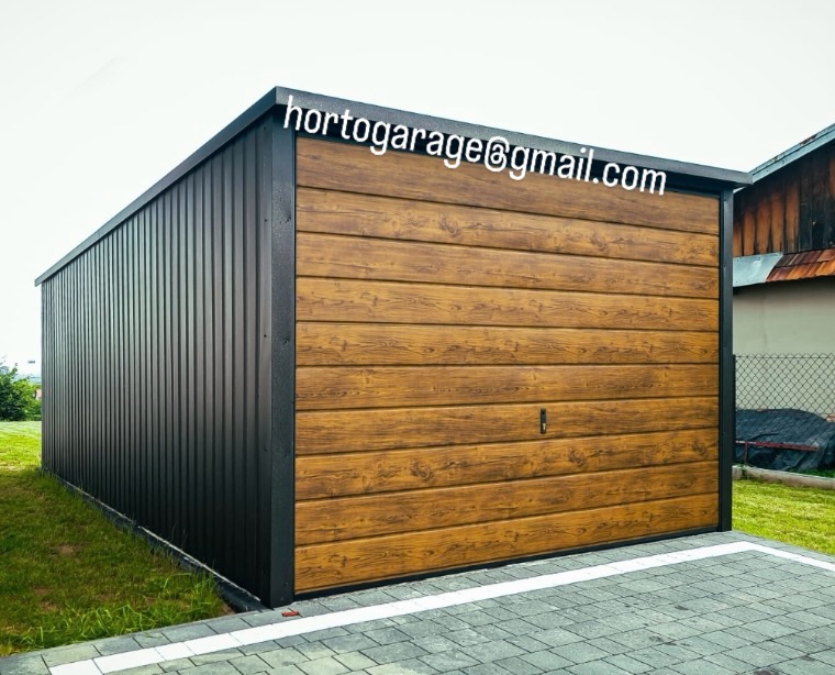 😃Wir präsentieren Ihnen unsere Garage in moderner und solider Ausführung.
Beschreibung
Freistehende Garage mit Pultdach und ästhetischer Form. Die Front ist mit einem Tor in Holzfarbe ausgestattet, die Seitenwände sind graphitfarben.
📏Abmessungen
• Breite: 6 m
• Tiefe: 3,5 m
• Höhe: 2,6 m
Farbe
• Tor: holzähnlich (Gold-Eiche)
• Wände und Verkleidungen: Anthrazit
🚪🔩Konstruktion
Die Garage basiert auf einer Stahlkonstruktion aus geschlossenen, verzinkten Profilen, die eine hohe Korrosionsbeständigkeit gewährleisten. Die Seitenwände und das Dach bestehen aus Trapezblech, was die Steifigkeit der gesamten Konstruktion erhöht. Das Pultdach erleichtert den Abfluss von Wasser und Schnee. Das Garagentor aus Stahl ist mit einer Holzimitatbeschichtung versehen und in einen soliden Rahmen eingelassen. Die gesamte Konstruktion ist verschraubt, was für Stabilität und Langlebigkeit sorgt.
✅Vorteile
Modernes Design, sehr gute Steifigkeit der Konstruktion, Witterungsbeständigkeit.
🚗🧰🎿Verwendung
Garage für Auto, Motorrad, Werkzeuge, Fahrräder oder als praktischer Abstellraum.
💻📲👨💻 eine ähnliche Garage oder andere Details wünschen, mailen Sie hortogarage@gmail.com, gehen Sie auf den Link in der Bio oder rufen Sie an
📞 +49 177 4242452
📞 +49 152 246 74 361