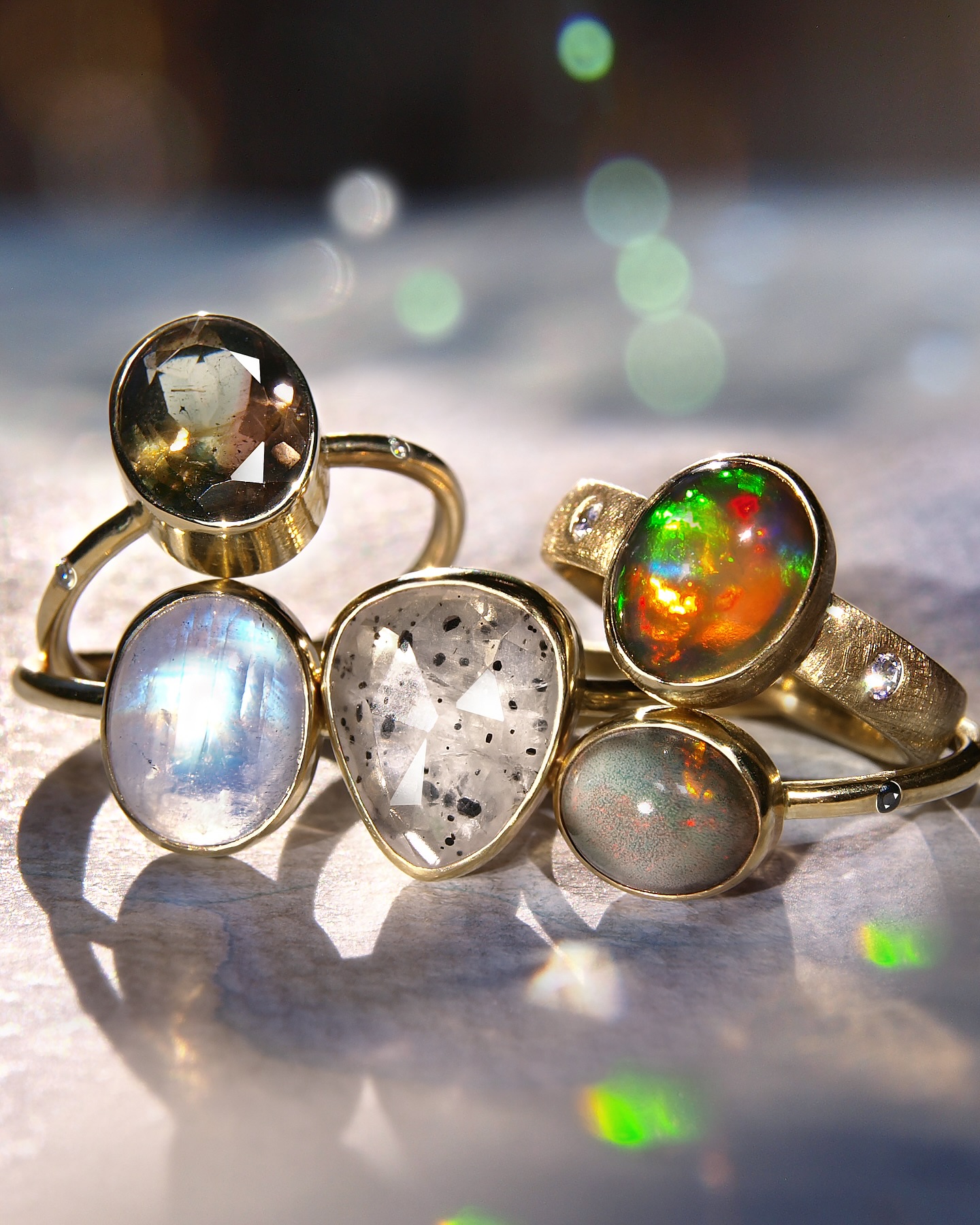 Dzieńdoberek! 🌞
Dziś przedstawiam Wam znów taką garść barwnych cudów! 🌈💍✨
Elegancki turmalin arbuzowy w jesiennych odcieniach, obłędnie mieniący się kamień księżycowy, nieregularnie szlifowany kwarc pełen zaskakujących inkluzji i dwa czarne opale. Mniejszy - spokojny i skromny o subtelnych barwnych refleksach, z malutkim czarnym diamentem u boku. Większy - zniewalający bogatą tęczą, w efektownym pierścieniu zaręczynowym, w towarzystwie dwóch większych brylantów 💎💎
Wszystkie oprawione w efektowne, minimalistyczne, złote pierścionki 💍💎✨
Płony jeszcze zeszłoroczne 😌
To wielka frajda tworzyć dla Was takie skarby! ✨🧙♂️
:::
Kolejne filmiki i zdjęcia przedstawiają cały proces „Od kamienia do pierścienia” w przypadku tego zjawiskowego czarnego opalu 🖤🌈✨
:::
Napisz do mnie aby spełnić marzenie zamówić podobny lub całkiem inny pierścionek, stworzony specjalnie dla Ciebie lub kogoś bliskiego 🤗📮💍👌✨
:::
.
.
.
.
.
#bartoszciba #bartoszcibajewelry #perfectimperfection #wishcometrue #pierścionekzaręczynowy