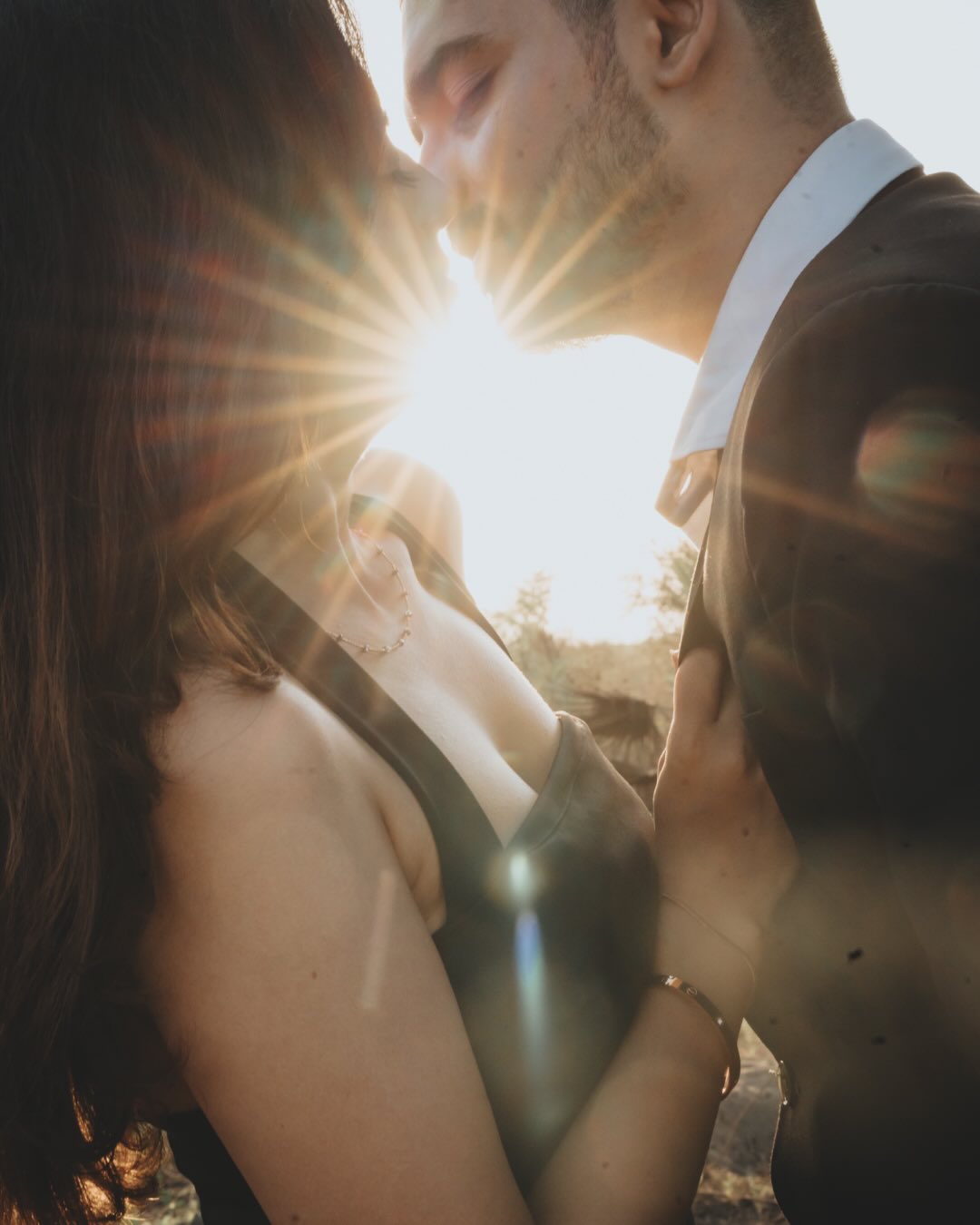 Kirtan & Kinnari romance, soaking in all the colors of dawn.
📸 - @poshstudio.in