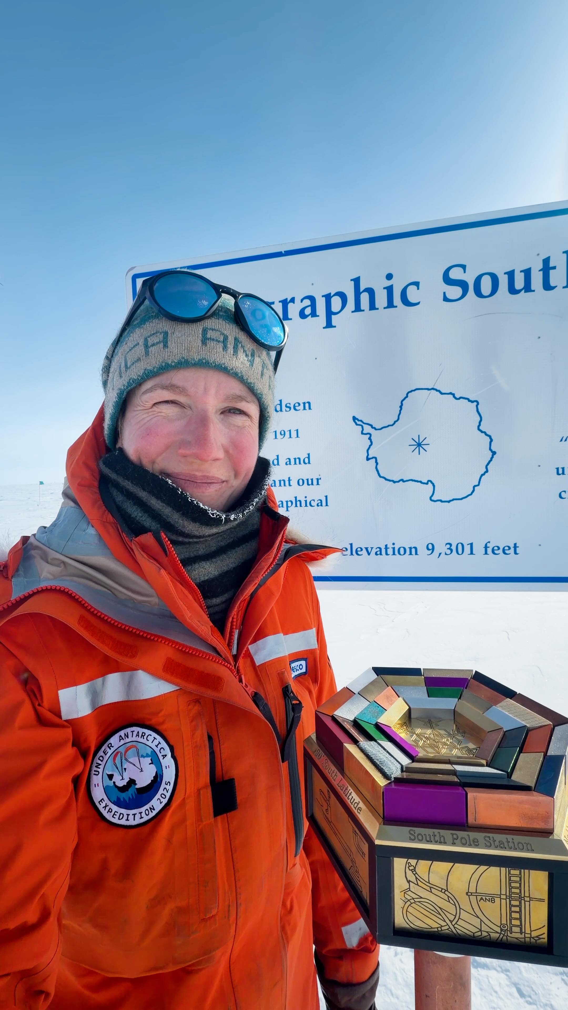🇦🇶💙 Here I am at the actual geographic South Pole.
📍Standing on the axis of Earth’s rotation.
Some say you get younger by running around it.
🌐 A place I’ve dreamed of since reading Amundsen and Scott.
⛷️🪁So proud. So emotional.
Grateful to be here for science.
🖥️ Follow our GPS track live on our website (link in bio)
🛰️ We’ll keep sending daily updates from the ice!
🔔 Subscribe to follow the Under Antarctica expedition live!
#UnderAntarctica #Antarctica #Science #Expedition