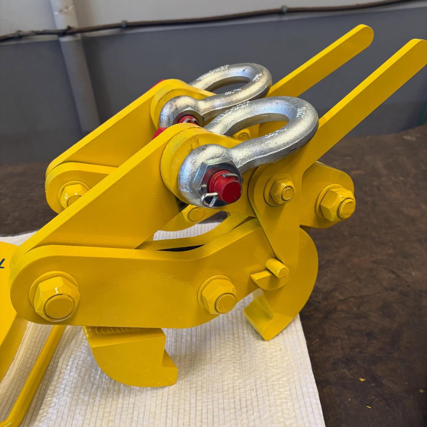 Desenvolvemos dispositivos especiais conforme sua necessidade
Entre em contato conosco pelo link da Bio e saiba mais:
👷 Movimentação segura e #livredeacidentes é na MTC do Brasil!
Com mais de 38 anos de experiência, a MTC do Brasil entrega soluções de qualidade, gerando economia, facilidade e segurança nos processos dos nossos parceiros. Entre nossas soluções, desenvolvemos dispositivos para empilhadeira, tenazes, balancins, pega tambores, bags, tubos e chapas, lingas de corrente e muitos outros!
Solicite um orçamento conosco!
🌐 www.mtcbrasil.com.br
✉️ comercial@mtcbrasil.com.br
📞 WhatsApp (51) 3441-2023
#nr11 #içamentodecargas #industria #comércio segurancadotrabalho sst movimentacaodecargas mtcdobrasil