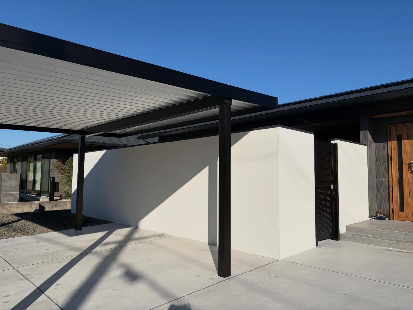 ~新時代への架け橋へ~
【グランドアートウォール】
施主様この度はご依頼頂きありがとうございました😊
これから快適なライフスタイルをお過ごしください🤗
こんにちは😃蒼天産業です🤗
この度、霧島にて「理想の壁へ」実現させていただきました🤩
他とは違う、自分達だけの空間、自分達だけの理想の壁☺️
みなさまも理想の壁への実現してはみませんか?😁
#お客様 #理想 #理想の家 #外構 #感謝
【会社概要】
【本社】
株式会社 蒼天産業
鹿児島県霧島市国分広瀬3-31-7
TEL:0995-73-3523
FAX:0995-73-3527
MAIL:soutensangyo@wine.ne.jp
URL:https://soutensangyo.jp
YouTube TikTok
【Ground Art wall 鹿児島認定施工店】
【ROLLER STONE 鹿児島認定施工店】
【宅地建物取引業】県知事(1)第6699号
TEL/FAX:0995-73-7467
※各種リフォームローンあります
お気軽にご相談ください
【鹿児島営業所】
鹿児島県鹿児島市川上町1964-3
TEL:099-813-7269
FAX:099-813-7269
【ご案内】
現場が多忙の為、従業員、
アルバイト、協力業者様募集中
各種保険完備、作業服支給
〈作業内容〉
解体工事、ハツリ工事、土木工事、
外構工事、軽作業、宅地建物取引業
【建設業許可】県知事許可第15575号
【産業廃棄物収集運搬業許可証】
鹿児島県 第04607186377号
宮崎県 第04503186377号
熊本県 第04305186377
【一般廃棄物処理業許可証】
鹿児島市 第 R06-08 号
霧島市 第 657号
気になる方はDM又は弊社にご連絡頂けたら有り難いです。