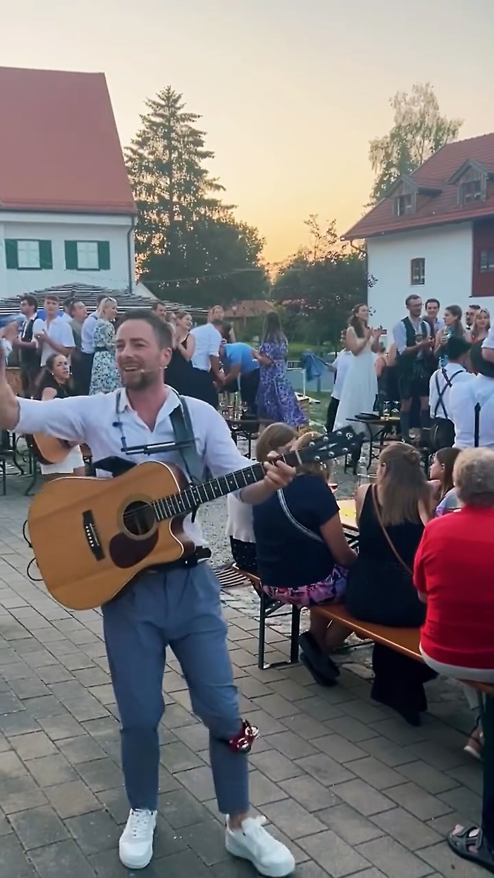 🎶 So kann ein Brautverziehen mit @simonsmusik aussehen 🔥
#simonsmusik #brautverziehen #hochzeit #bayern