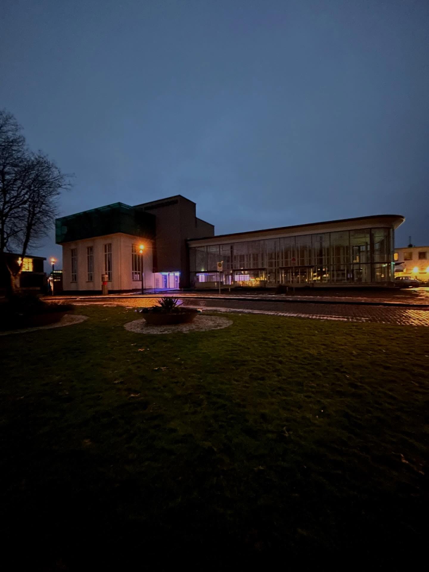 Alter Hauptbahnhof: große Pläne, große Fragen. 🧐
Wir sind dabei und schauen genau hin, wenn Investoren ihre Visionen präsentieren.
Bringt das Projekt wirklich Licht ins Dunkel oder bleibt vieles im Schatten?
Am Donnerstag, den 15.01., findet dazu eine öffentliche Info Veranstaltung der Stadt statt.
Wir werden kritisch nachfragen, genau hinhören und das beleuchten, was uns Planer und Visionäre zeigen.
Denn Stadtentwicklung braucht mehr als schöne Bilder. Sie braucht Ehrlichkeit, Transparenz und Verantwortung. 🤝🧡
#sgzukunft #solingen