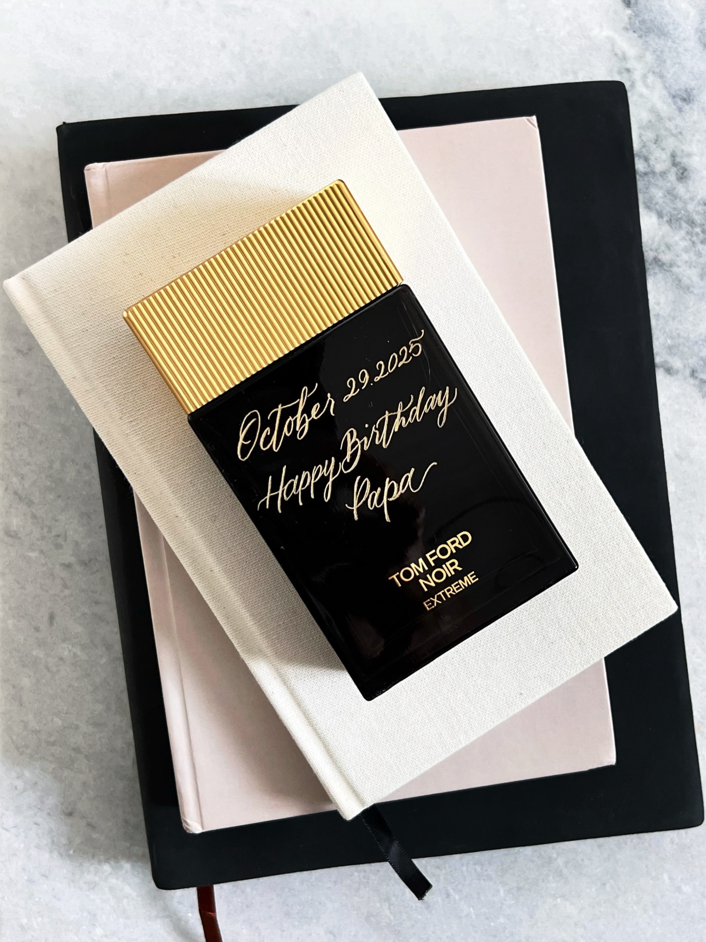 Perfect perfume bottle for calligraphy engraving 🤩Chef’s kiss 👌🏼😚 for this unforgettable birthday present 🎁
#calligraphyengraving #graveren #handengraving #engravedperfume #gravure