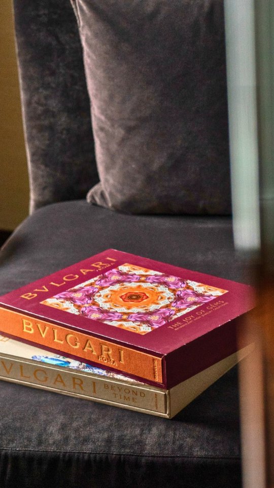 London charm, Italian style in the heart of Knightsbridge
⠀
Designed with an elegant residential feel, @bvlgarihotellondon Suites offer a perfect base from which to experience London at its finest
⠀
💎 A Bvlgari Gem, the hotel’s most exclusive offering, invites you to enjoy an exceptional weekend enhanced by the attentive service of a dedicated butler
⠀
A Bvlgari Gem offer is available to experience as a two-night minimum stay, in either a Knightsbridge or Bvlgari Suite, and includes:
⠀
▪️Daily breakfast, delivered to the suite if desired
⠀
▪️Pre-arrival greeting at any London airport or train station from personal Butler, with Bvlgari amenities and refreshments, before private transfer in an S-Class Mercedes to the hotel. A chauffeur-driven S-Class service is provided upon departure
⠀
▪️A relaxed departure, with late check-out at 4:00pm upon request
⠀
▪️A £250 gift certificate to spend in Bvlgari stores when staying in a Knightsbridge Suite, or a £500 gift certificate when staying in a Bvlgari Suite. Gift certificate redeemable by named guest(s) only in the Sloane Street or Bond Street store only, valid for 10 days from check-in
⠀
▪️Private use of the Onyx Spa Suite for two people, with 60 minutes of treatments per person, when staying in a Bvlgari Suite. Available treatments are either the 111SKIN Dramatic Healing Facial or Massage
⠀
➡️ Get in touch with our Luxury Travel Specialists on +44 746 786 23 53 | reservations@serenitymiles.com