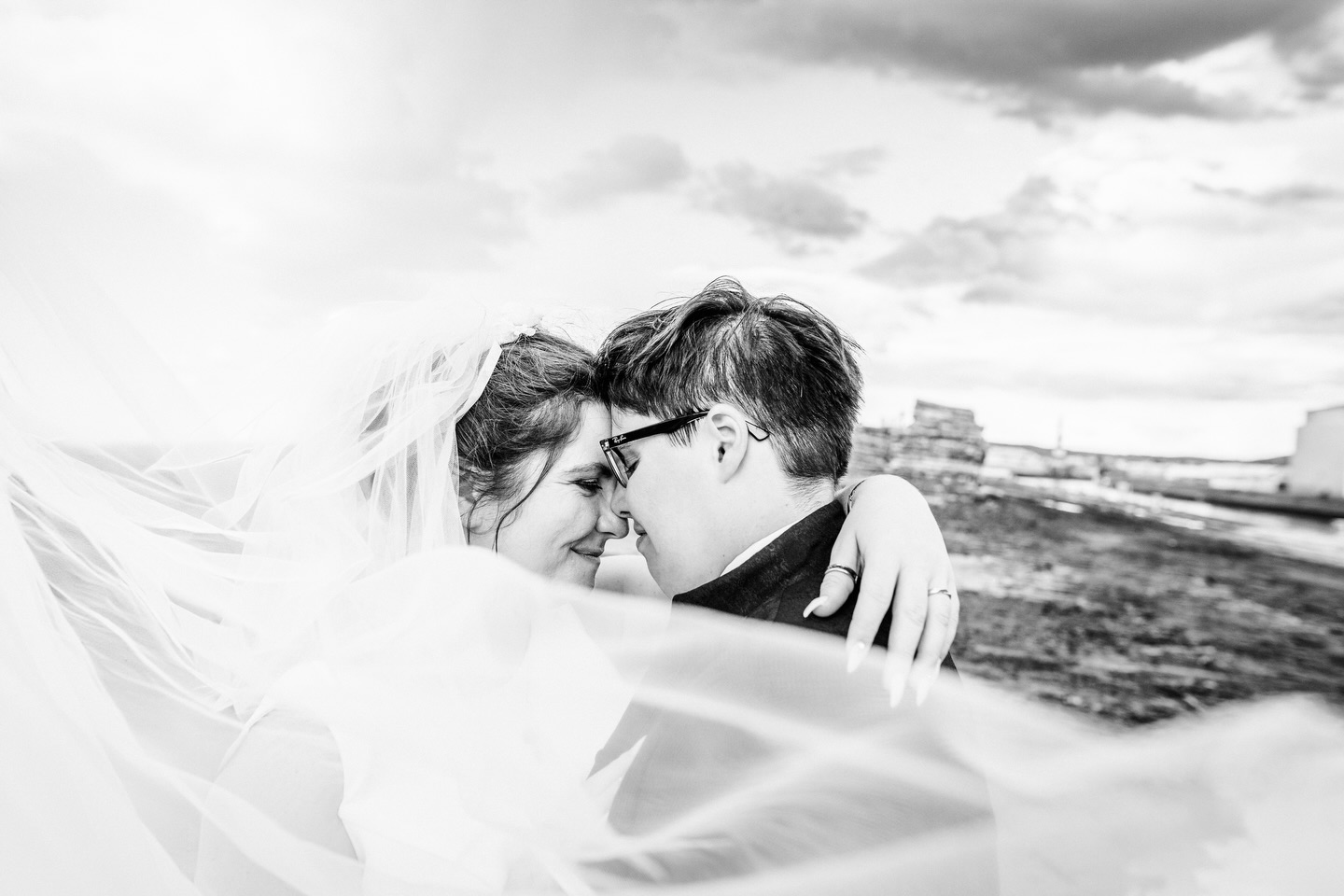 Romana & Elizabeth 💕✨
Eine ganz besondere Trauung, an die ich mich immer erinnern werde 👩❤️👩
Zwei traumhafte Frauen, die sich traumhaft haben trauen lassen. Und obwohl es schon fast zwei Jahre her ist, kann ich mich an alle Details erinnern 🥰
Dieses Jahr darf ich wieder wundervolle Frauen und Männer begleiten 🌈🧡 Und es is immer wieder ein absolutes Highlight 🧡
Wann darf ich euch kennenlernen? 💍❤️
#juliaknoerzerfotografie #brautpaar #loveislove #liebe #hochzeitsfotografin