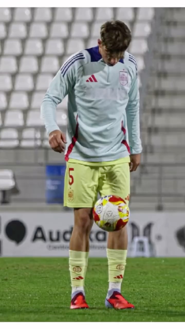 🔥🔝 CASO DE ÉXITO
David Hernández | Central | 17 años
🔹 En verano me escribió con una idea clara:
👉 ser más fuerte en los duelos
🔹 Desde agosto siguió su plan individualizado al detalle:
✔️ Fuerza específica de lucha
✔️ Estabilidad y control corporal
✔️ Transferencia de fuerza al gesto real de defensa
📈 ¿Resultado?
⚽️ Compite en 2ª RFEF
⬆️ Sube con el primer equipo
🇪🇸 Convocado con la Selección Española
🔥 No es suerte. Es trabajo diario.
🎯 Y estar enfocado cuando nadie mira.
Si eres joven y quieres competir de verdad,
ESCRÍBEME y vemos tu caso 👊⚽️
#trainelite #metodo90+ #futbolista