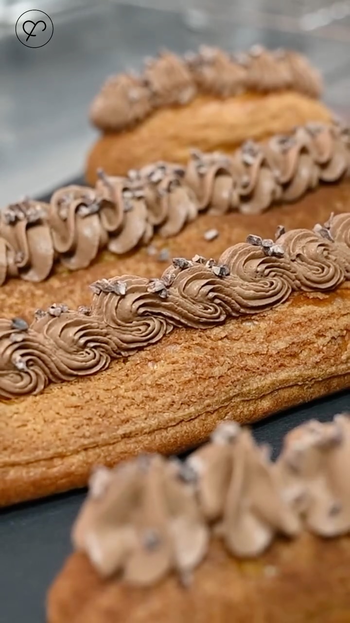 ▶️ 2ème épisode de notre podcast @table_de_vies by @sweet_and_salted en ligne !!!
Pour ce nouvel épisode @table_de_vies on a échangé avec 🏀 Élodie Naigre, basketteuse professionnelle au @bourgesbasket mais pas que …!
On a parlé basket (évidemment),
mais aussi food, esprit d’équipe, équilibre, plaisir vs discipline…
Bref, tout ce qui fait la vraie vie d’une athlète, sur et en dehors du terrain 🍽️
👉 Un échange simple, vrai, beaucoup de rires & un peu de gourmandise...
On espère que vous passerez un bon moment 🤭nous en tout cas on a beaucoup aimé & rigolé ce moment avec @elo.sensei 🤗.
💬 Team plaisir ou team discipline dans l’assiette ?
- - - -
🤗 @table_de_vies c’est Des parcours inspirants, des histoires vraies, des passionnés de cuisine & de food, des rires, de l’émotion et beaucoup de gourmandise au programme 😋 Découvrez le podcast qui donne la parole à celles et ceux qui savourent la vie au quotidien ! 🍽️
🎧 Disponible sur toutes les plateformes : @amazonmusicfr - @applepodcasts - @deezerfr - @spotifyfrance - @youtube
👉 Taguez la personne que vous aimeriez voir (ou entendre) autour de notre table dans un prochain épisode !
Partagez, Parlez, Écoutez ... 🗣️ Ce podcast est né du partage, alors on veut qu’il puisse continuer à grandir avec vous & pour vous 🤍
🎥 @delitdinfluence & la talentueuse Mahé 🙏🏽
#podcast #tabledevies #foodcast #SweetAndSalted #basketballlovers