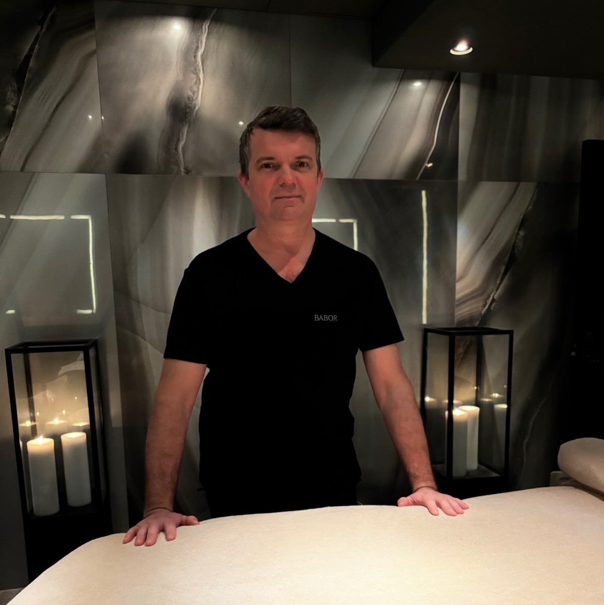 Varmt välkommen till vår skickliga massör Sebastian, som även erbjuder reiki vid förfrågan. Passa på att boka en massage - under januari har vi 20% rabatt.