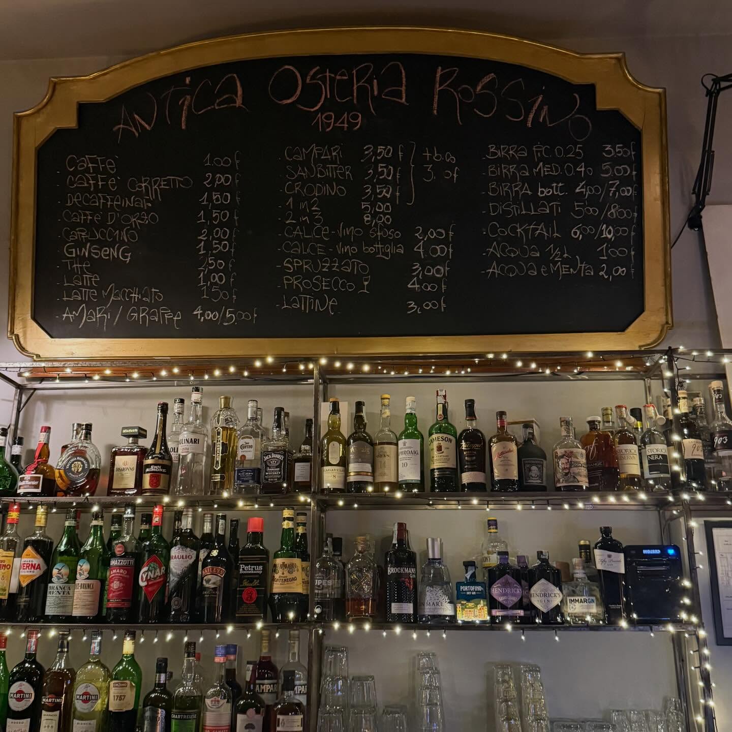 PRENOTAZIONI ☎️ Da Rossino si fa alla vecchia maniera, ma con il cuore che corre 💛
Le prenotazioni sono prese e confermate solo tramite telefono fisso 📞
Niente mail (per ora): siamo dinamici, il servizio è vivo e anche i tavoli possono cambiare durante la giornata.
Una voce dall’altra parte del filo ci permette di accogliervi meglio, come si faceva una volta.
Chiamateci, vi aspettiamo a tavola 🍽️✨
#daRossino