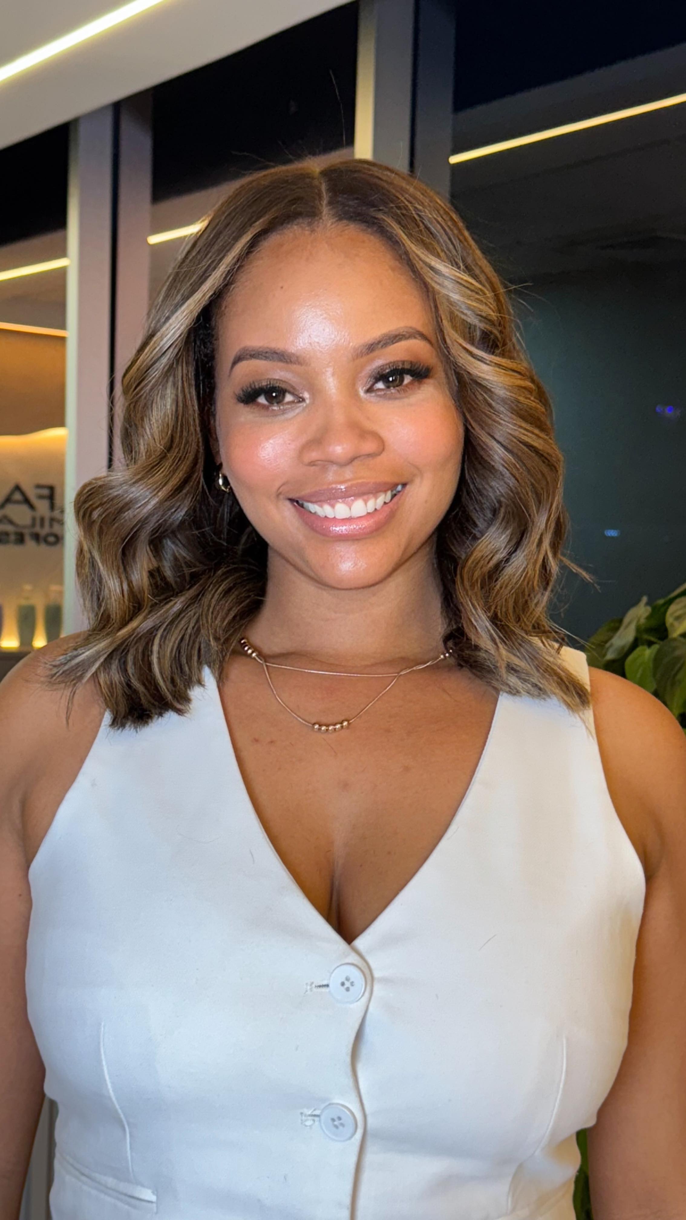 No llegó buscando solo un color…
Llegó buscando un cambio.
Y eso es lo que más amo de mi trabajo:
ser parte del momento en el que alguien se mira al espejo
y reconoce una nueva versión de sí misma.
Gracias por confiar en mis manos, en mi equipo y en este espacio.
Poder poner el don que Dios me dio al servicio de otros
es, sin duda, lo más enriquecedor de este camino.
✨ Transformar desde la técnica, el amor y la intención.
Agenda abierta ✨
Cambios con intención.
#salondebellezapanama #cambiodelook #byjesustabaressalon #panamacity #musadejesustabares