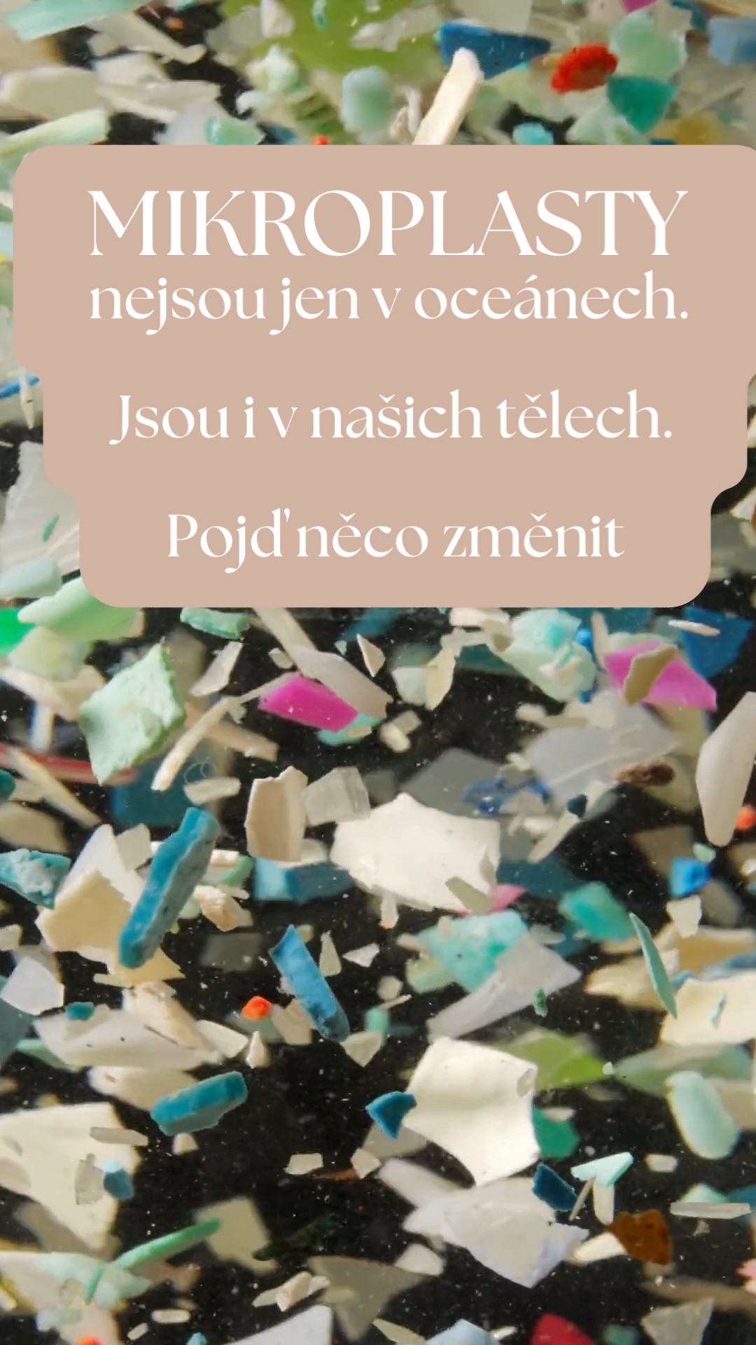 Mikroplasty jsou dnes velké téma.
Byly prokázány v krvi, plicích, placentě i mozku.
Výzkum zatím stále běží, ale ví se, že mohou v těle působit zánětlivě, narušovat střevní mikrobiom, přenášet toxické látky a ovlivňovat hormonální rovnováhu.
Co je přitom zásadní:
nejvíce se mikroplasty uvolňují při zahřívání.
Právě kombinace plast + horké (čaj, vaření, mikrovlnka, horké jídlo) patří mezi největší každodenní zdroje.
Velká část k nám přichází z běžné domácnosti.
Tak proč aspoň něco málo nezměnit?
Třeba to, že jídlo nedáš do krabičky horké a polévku si nabereš nerezovou naběračkou 🙂
Pokud by tě zajímalo, jak to doma řeším já, ráda to posdílím.
.
.
.
#mikroplasty #zdravi #naturopatie #prirodnimedicina #vyziva #zdravyzivotnistyl #prevence #kuchyne