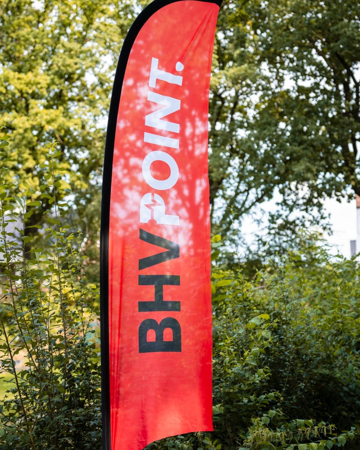 De BHV Point vlag op onze vaste trainingslocatie.
Een symbool van praktische veiligheid. geen saai lokaal, maar een inspirerende spot waar we teams
voorbereiden op het echte werk.
BHV is een verplichting, maar bij ons is het meer dan dat: reanimatie, brandbestreiding, eerste hulp
die écht blijft hangen. Waar je meer aan hebt dat een verplicht vinkje.
In Nederland zijn bedrijven wettelijk verplicht BHV’ers te hebben en boetes voor het niet hebben
van een BHV-organisatie kan lopen op tot €4.500 per overtreding.
Maak van die verplichting een sterkte.
Jouw team ook trainen op onze locatie?
#veiligheid #safetyfirst #bedrijfshulpverlening #BHV #ehbo #veiligheidsbewustzijn
#bedrijfsveiligheid #veiligewerk #noodsituaties #levensreddendhandelen #praktijkgerichteopleiding
#eerstehulp #AED #ontruimingsoefening #veiligheidsopleiding #hulpverleners #teamwork
#BHVpoint #TeamBHVpoint #BHVpointTraining