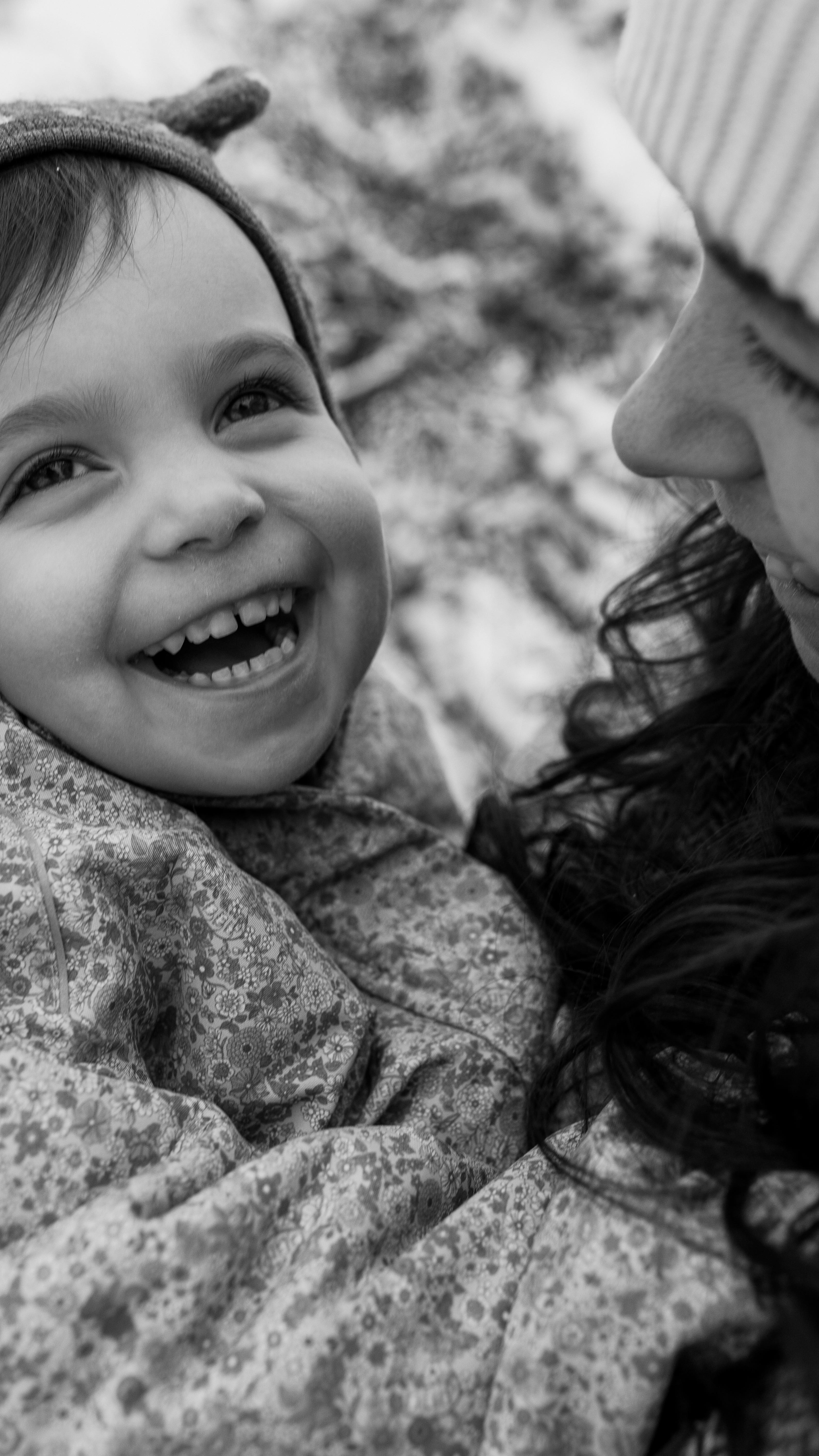 Es gibt diese Momente im Muttersein,
die niemand sieht.
Die Müdigkeit hinter dem Lächeln.
Die Liebe, die so groß ist,
dass sie manchmal schwer wird.
Ich fotografiere genau dort.
Nicht perfekt.
Nicht inszeniert.
Sondern da,
wo du dich selbst fast vergisst
und trotzdem alles bist
für dein Kind.
Wenn du fühlst,
dass diese Zeit mehr ist
als nur Funktionieren,
dann bleib hier.
Vielleicht findest du dich
in meinen Bildern wieder.
Folge @soulmom.era @soulmom.era @soulmom.era
SEO | Mamaleben, mama, Mutterschaft, Motherhood Photo, mentalload, feminine softpower, Fotoshooting, Bilder mit Kindern, Mama Kind Bilder, Mama Tochter Bilder, mommy and me Photos