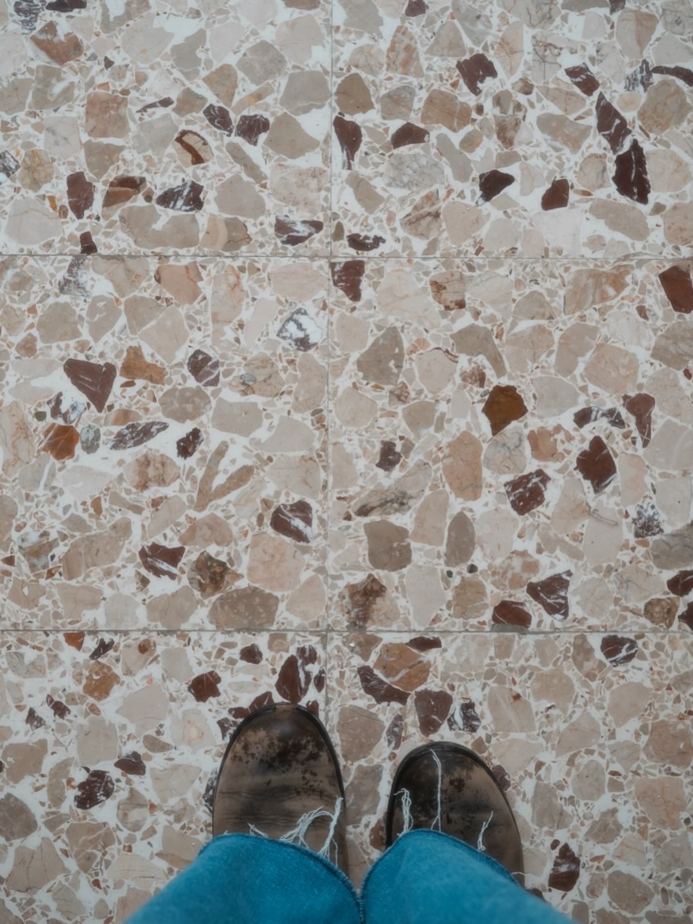 Il y a des idées qui germent doucement.
Et puis un jour, elles demandent à naître.
Ici, au Domaine, un nouveau lieu est en train de prendre forme.
Pas un simple lieu.
Un endroit pour ralentir. Respirer. Se retrouver.
On n’a pas encore tout dessiné.
Mais on sait pourquoi on le fait.
Si tu aimes les lieux qui ont une âme, les projets en devenir, et les histoires qu’on construit pierre après pierre…
Alors reste.
On t’embarque.
.
.
.
.
.
#domainedevaugency #vaugency #nouveauprojet #lieuavecuneame #lieudevie #slowlife #prendreletemps
#retourauxsources #natureetressourcement #lieuinspirant
#projetendevenir #creationencours #ideesquigerment
#coulisses #aventureentrepreneuriale #batirautrement
#lieuquifaitdubien #slowproject #espritlibre
#histoiresavivre #ceuxquirestent #2026