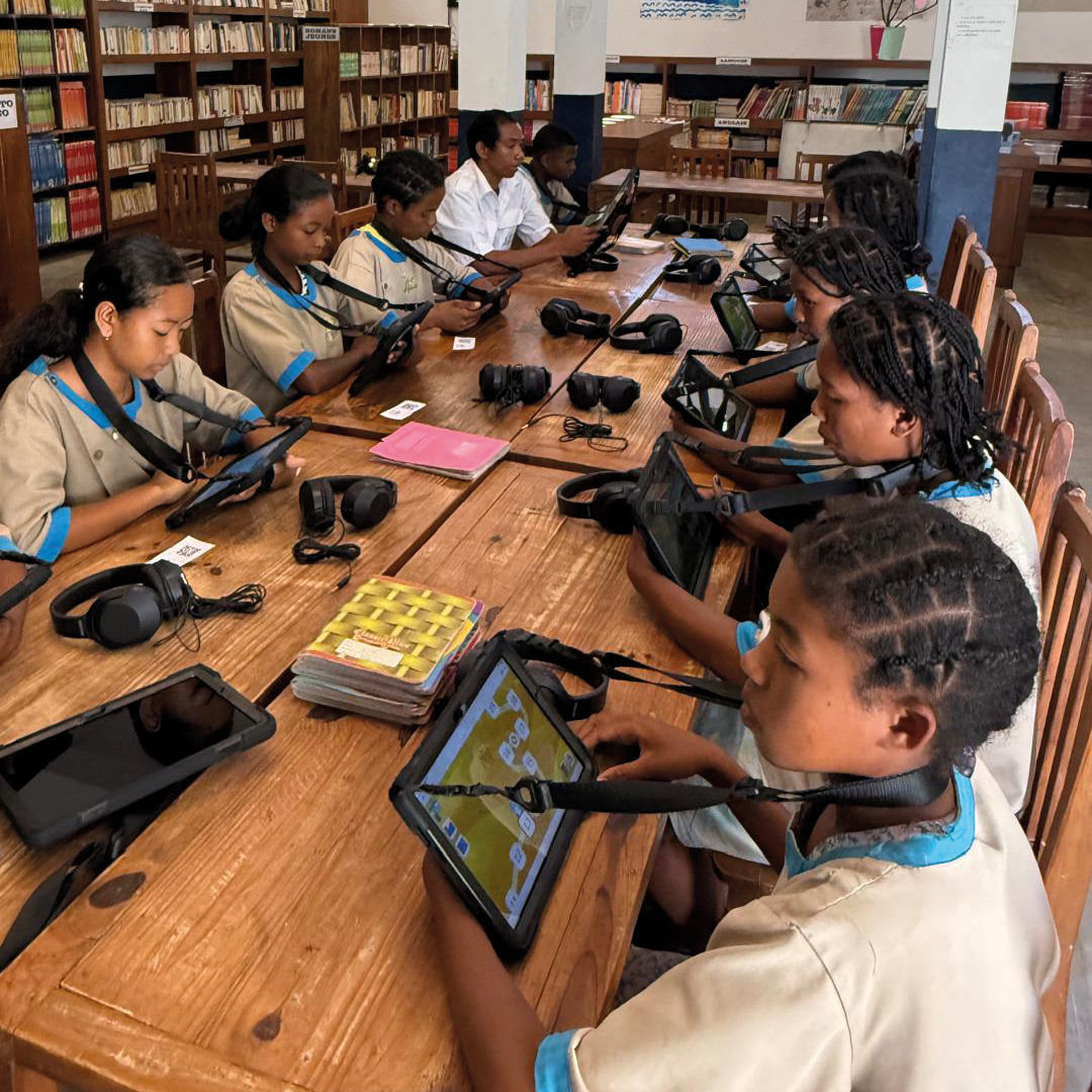 🎯 Une belle mission débute à Efoetse avec notre partenaire @akeliusfoundation !
Grâce à la fondation Akelius Langage, 41 tablettes ont été offertes au collège-lycée Gino Mamy pour favoriser l’apprentissage du français. 🇫🇷✨
📱 Une application interactive et performante permet désormais aux lycéens de pratiquer entre 2 et 4 heures par jour — et les résultats se font déjà sentir !
Les élèves apprennent de façon ludique et motivante, avec un objectif clair : atteindre le niveau B2 d’ici la fin de l’année. 💪
Un immense merci à la fondation Akelius basée à Berlin pour ce partenariat prometteur qui rend l’éducation encore plus vivante et accessible. 🌍🤝
#FondationAkelius #ÉducationPourTous #InnovationPédagogique #ApprendreLeFrançais #Efoetse #Solidarité #languefrancaise #school #madagascar