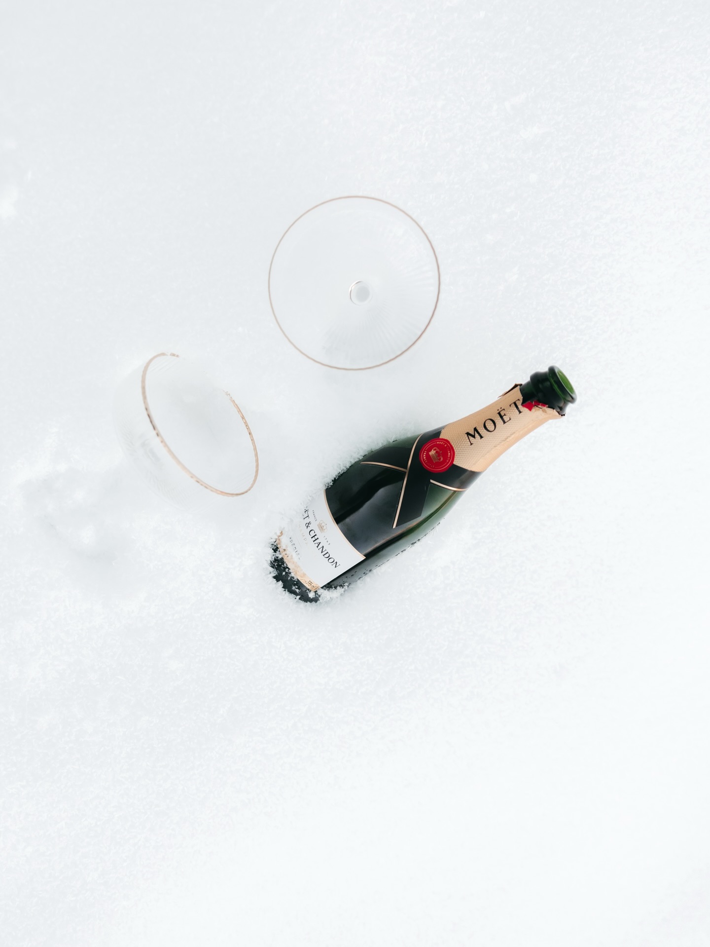 Möet, St Moritz and Manolo Blahnik
Credits:
Planning and concept:
@mymemories_wedding_planning
Photography and concept:
@gloriavelvet
Venue:
@crestapalacecelerina
Makeup and hairstyling:
@flor_bustos_makeupartist
Jewelry:
@lilien_brautschmuck
Florals:
@ blumenatelier_akebia
Bride and groom: @_sommerkindchen_
@dylansilva.official
Dress:
@cream_bridal
Suit:
@sunitasuits
BTS content: @robinluisfotografie