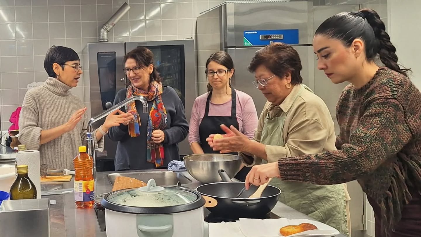 Welcome back!!
We kicked off the year in the best possible way at Kitchen Lab. Our first session of the year was led by our dear Olivias: Olivia and her mom 💖, who is visiting, treated us to a lovely cooking experience and taught us how to prepare delicious potato croquettes, delicious rice and salad, full of flavor and heart.
We celebrated the belated birthdays of our beloved Jenny and Shar too.
A big thank you to both of them for sharing their time, their recipe, and their warmth and to everyone who joined us and filled the kitchen with laughter and a true sense of community.
We’re already looking forward to the next session on the 27, Italian food with Nadia.
----
Arrancamos el año de la mejor manera en Kitchen Lab. Nuestra primera sesión estuvo a cargo de nuestras queridas Olivias: Olivia y su mamá, que está de visita, nos consintieron enseñándonos a preparar unas deliciosas tortitas de papa, arroz y ensalada llenos de sabor y cariño.
También celebramos los cumpleaños tardíos de nuestros queridos Jenny y Shar.
Gracias a ambas por compartir su tiempo, su receta y su energía, y a todas las personas que nos acompañaron y llenaron la cocina de risas y comunidad.
Ya estamos listas para la siguiente sesión, nos vemos este 27, comida italiana con Nadia.
----
Wir sind auf die schönste Art ins neue Jahr im Kitchen Lab gestartet. Unsere erste Session des Jahres wurde von unseren lieben Olivias gestaltet: Olivia und ihre Mama, die gerade zu Besuch ist, haben uns gezeigt, wie man köstliche Kartoffelpuffer zubereitet mit viel Geschmack und Herz.
Ein herzliches Dankeschön an beide fürs Teilen ihrer Zeit, ihres Rezepts und ihrer Wärme, und an alle, die dabei waren und die Küche mit Lachen und Gemeinschaftsgefühl gefüllt haben.
Wir freuen uns schon auf die nächste Session (27 Januar), italienische Küche mit Nadia.