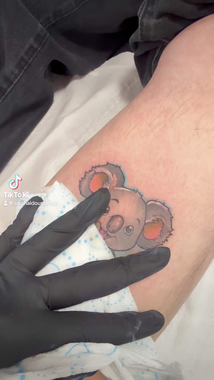 Another bonza collab with @jgminddoodles 🩷
Inspired by his trip to Oz, and in jokes with his bezzie!
.
.
.
.
.
.
.
#koala #cute #collaboration #fun #australia
#tattoo #tattoos #stowmarket #ink #inked #getinked #girlswhotattoo #tattooist #art #femaletattooist #gettattooed #prettyinink #Suffolk #girlswithtattoos #tatts #lgbtsafespace #dowhatyoulove #follow #femalerun #safespace #tattoosarecoolandyouknowit