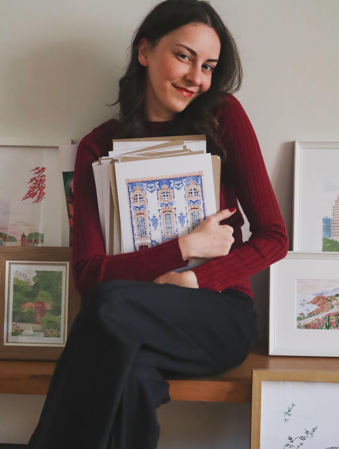 Duyuru zamanı 📣 E-mail listeme dün duyurmuştum, şimdi de sıra Instagram'da; Mazu Studio 1 Şubat'tan itibaren tüm online satışlarını kapatıyor ve tamamen müşteriye özel tasarım hizmeti veren bir şirkete dönüşüyor!
Mazu Studio'yu seneler önce kurarken, illüstrasyonlarımı art printlere ve kırtasiye ürünlerine dönüştürmek en büyük hayalimdi, sayenizde senelerdir büyük bir tutkuyla bu hayalimi gerçekleştiriyordum. Fakat hem perakende ürün satıp (tasarım, üretim, paketleme, pazarlama, müşteri hizmetleri ve daha pek çok parçayı içinde bulunduran full-time bir iş) hem de müşterilerime özel tasarım yapmak benim için sürdürülemez bir hale geldi.
Son 1-2 yıldır bu kararın etrafında dolanıyorum, en sonunda bu büyük adımı attım. Mazu Studio'dan almak istedikleriniz varsa son haftalardayız özetle 🙏🏼
Senelerdir ürünlerime gösterdiğiniz ilgi ve sevgi için ne kadar teşekkür etsem az, ama artık Mazu'nun yeni rotalara yelken açma, yeni maceralara atılma vakti geldi ⛵️❤️
Sevgiler,
Beliz 🌸
.
.
.
#smallbusiness #creativestudio #artprint #illustrationartist