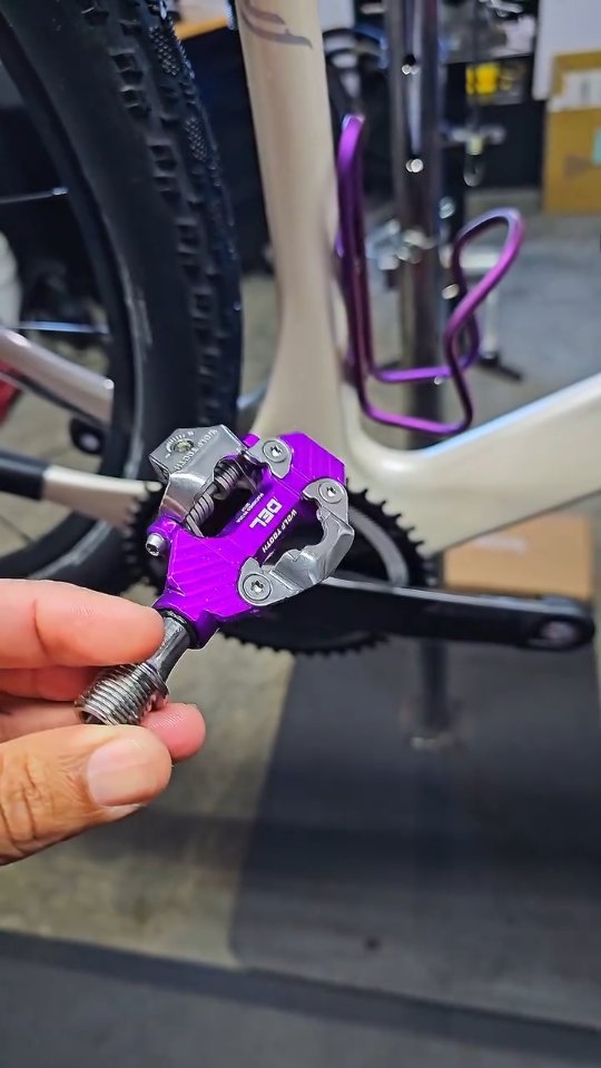 Gravel specific DEL pedals by @wolf_tooth_comp
These are superb!
#cyclevolution #smallbusiness #bikelife #bikepic #bikelove bikeshop bikeporn unboxingbike bicyclelife bicyclelife bikeshoplife localbikeshop supportlocalbikeshop delraybeach delray a1aflorida pinarello roadbike sram sramaxs